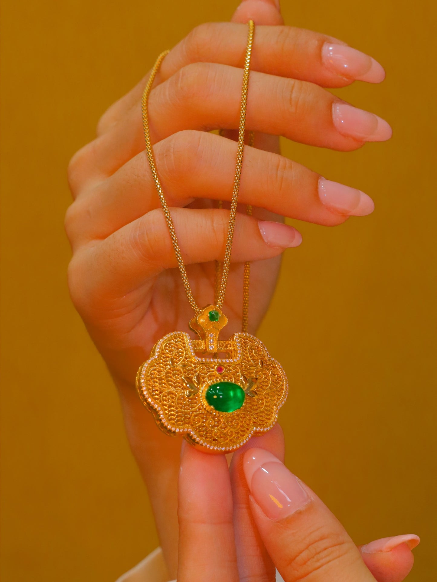 Ruyi Peace Lock Pendant - Emerald Charm korut