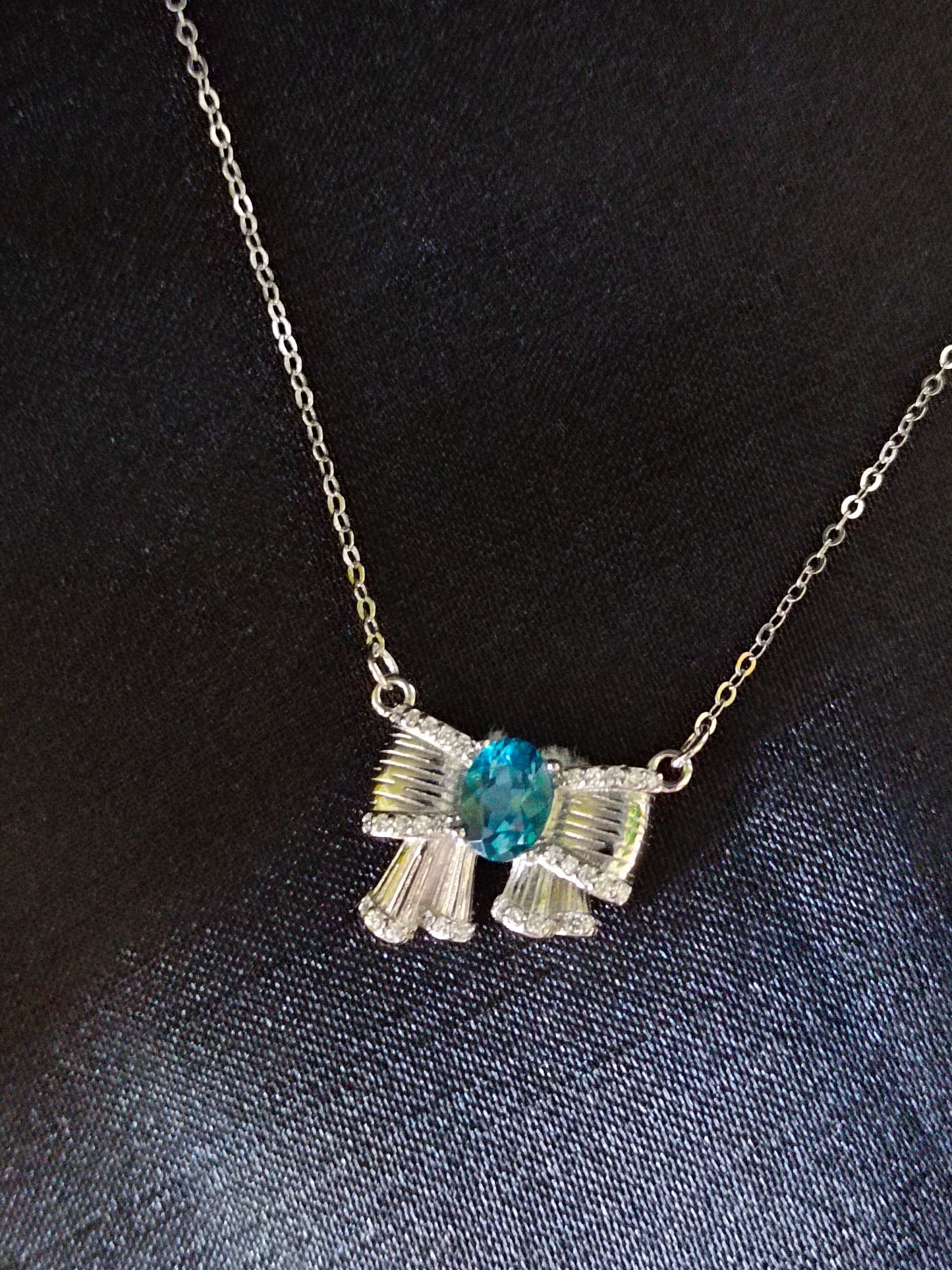 London Blue Topaz Bowknot Halskjede - Elegant smykkestykke
