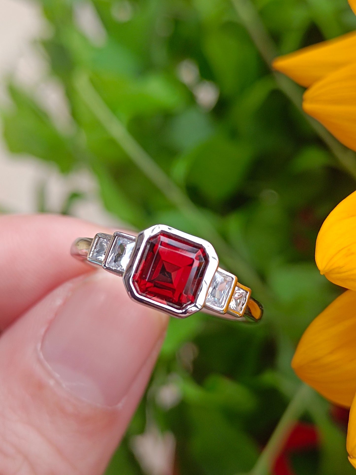 Elegante anello con granato naturale taglio principessa - Gioielleria raffinata