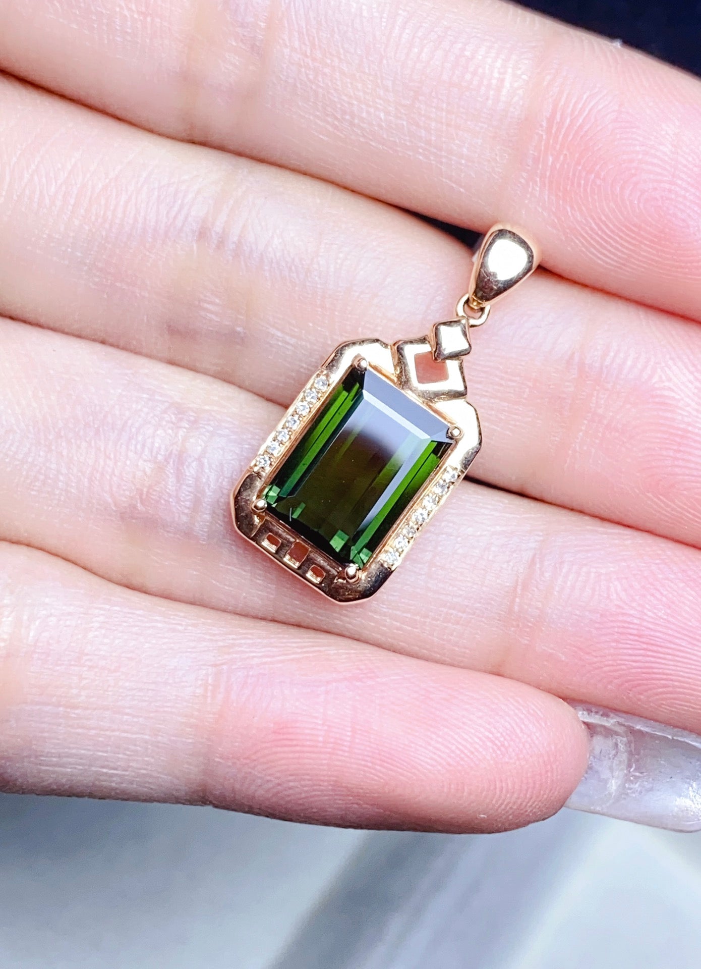 Joyería colgante de turmalina natural con oro de 18 quilates e incrustaciones de diamantes