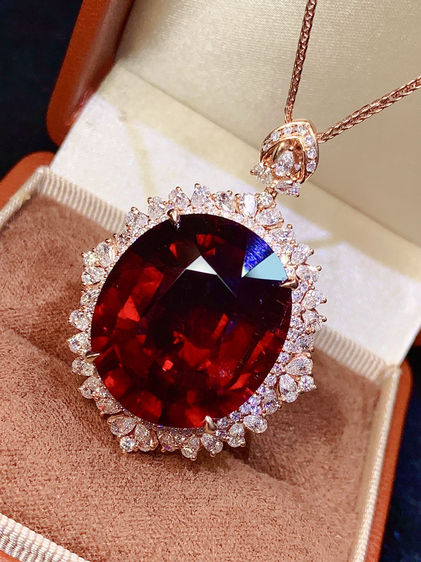Exquisita joyería coleccionable: colgante de bixita de gran quilate de primera calidad