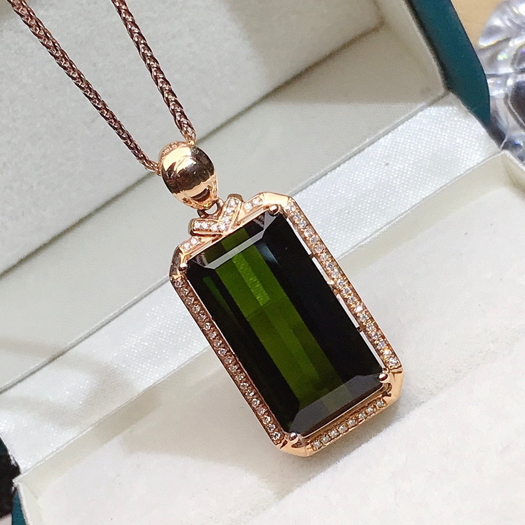 Liontin Giok Tertanam Emas 18K - Perhiasan Elegan untuk Kemakmuran dan Keberuntungan