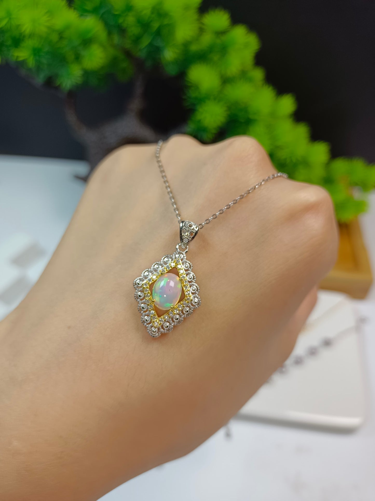 S925 Silver Embedded Opal Diamond-formet anheng - Nytt Chanel-stil Elegant farget perle anheng smykker