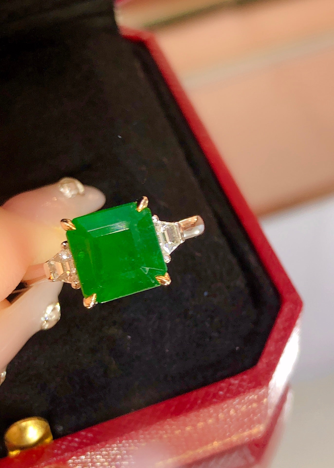Elegant naturlig smaragdring i tre stenar - premiumsmycken