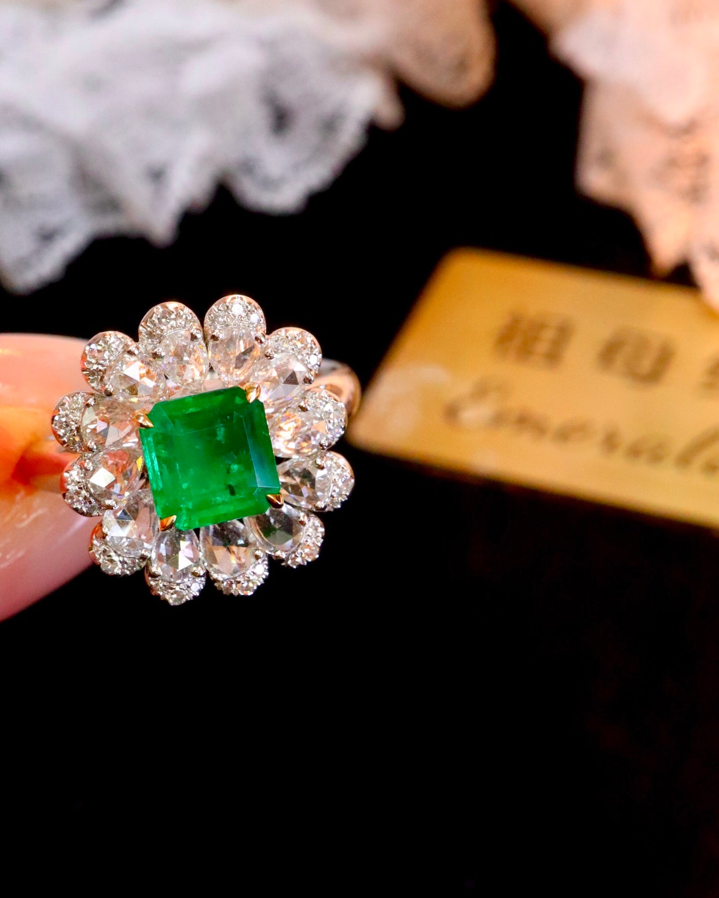 Cincin Zamrud Bertatahkan Berlian Emas 18K yang Indah - Sebuah Mahakarya Perhiasan