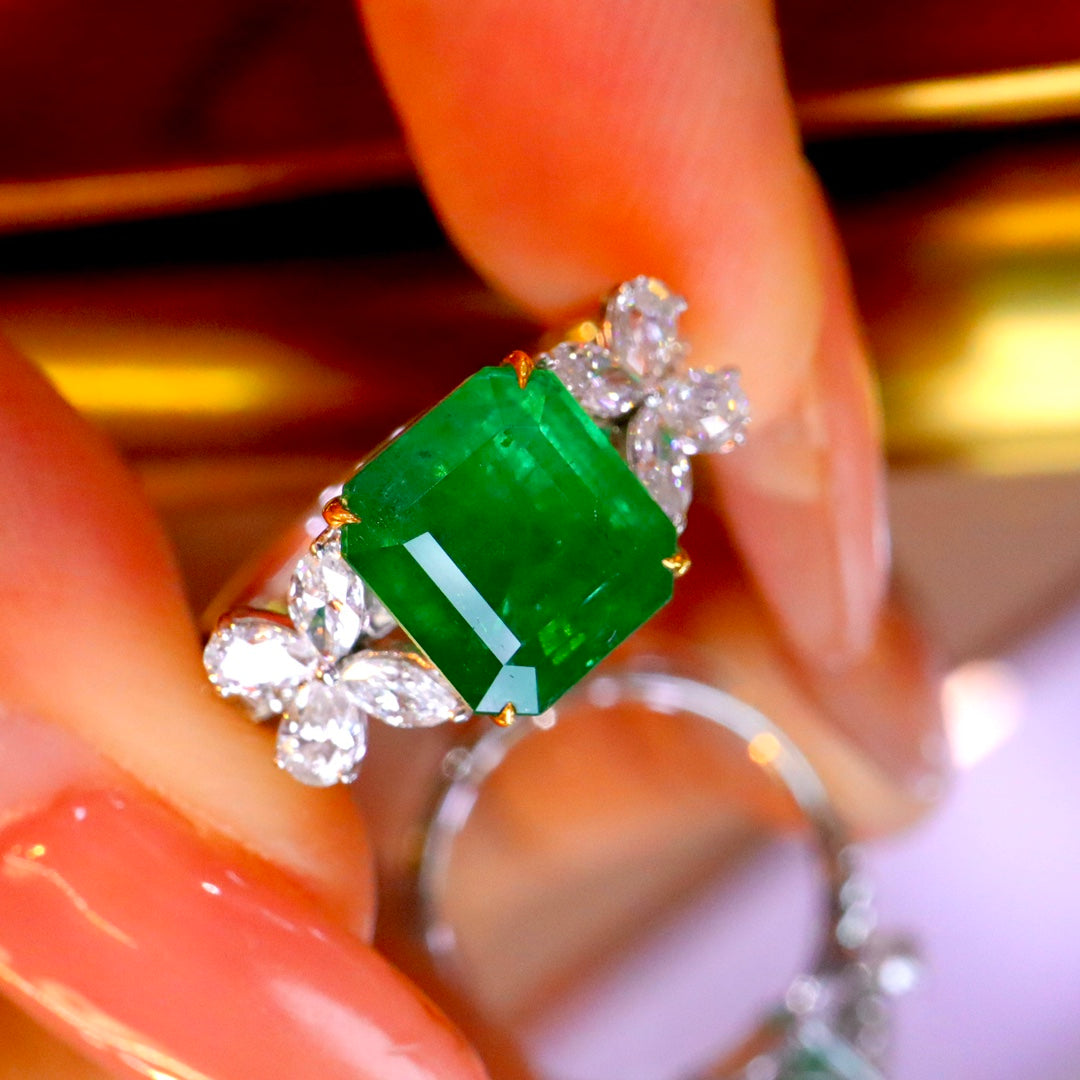 Elegant och diskret naturlig smaragdring i 18K guld med diamanter - fina smycken
