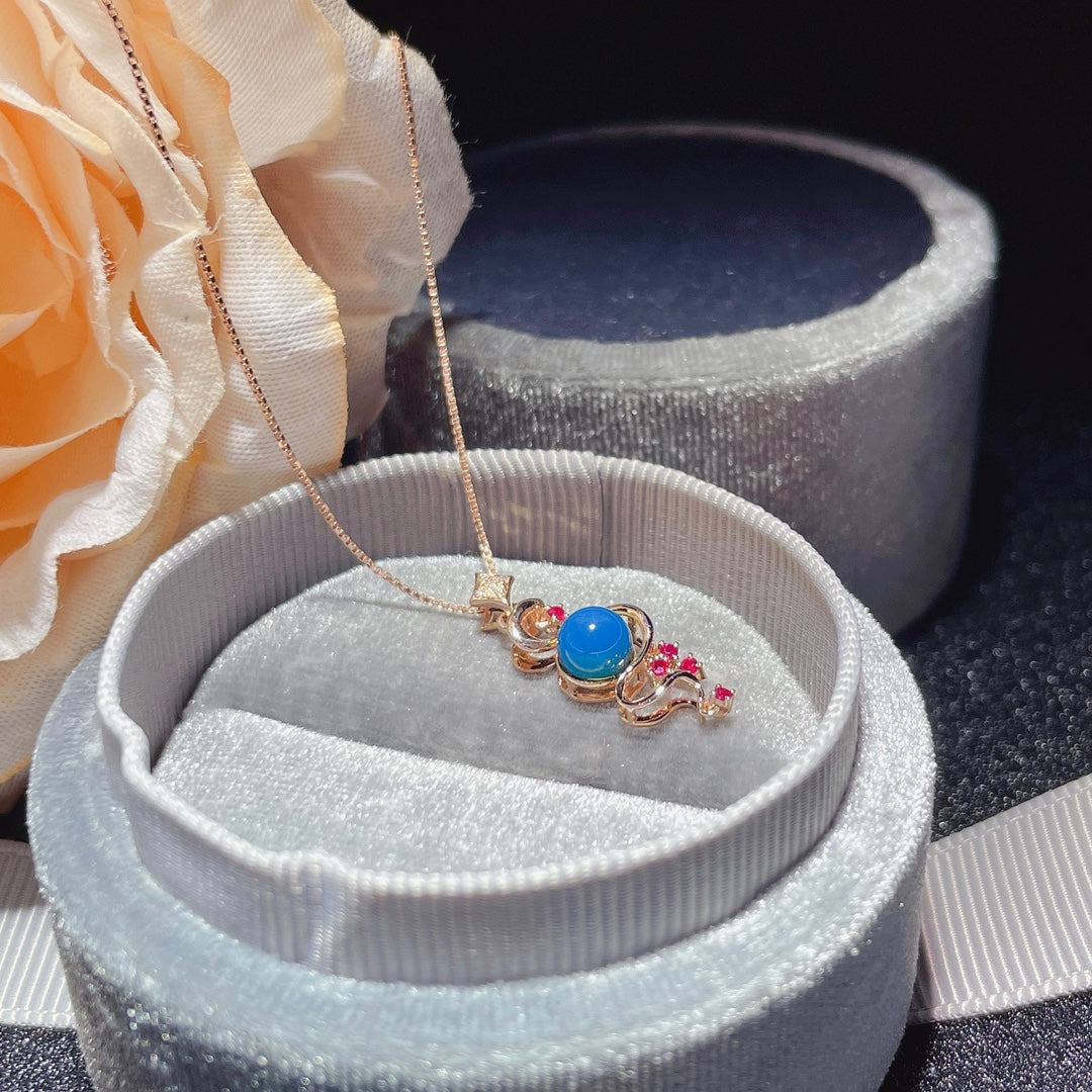 Volez l’été et l’amour avec un pendentif en ambre bleu dominicain intégré en or 18 carats - Bijoux uniques
