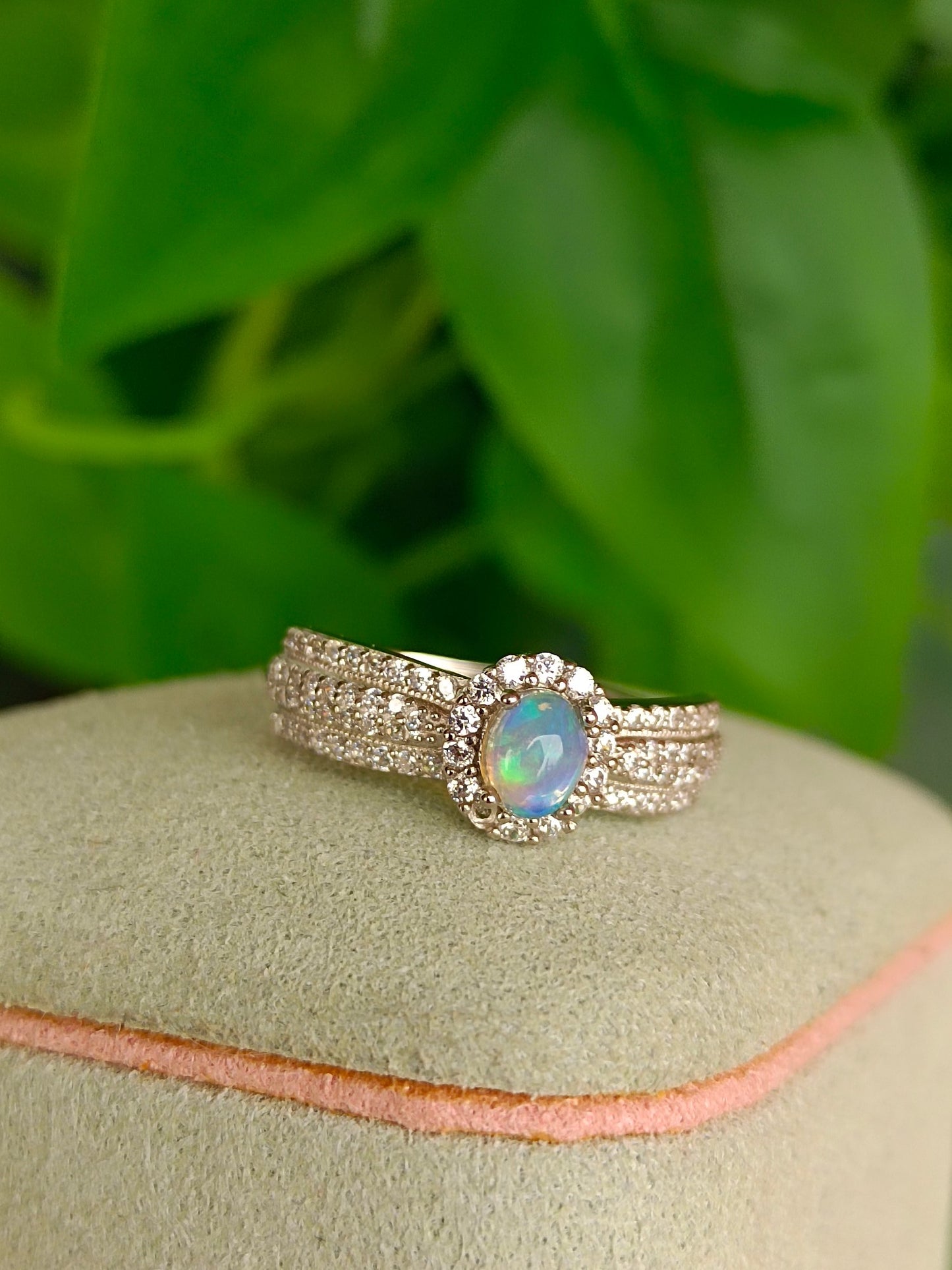 Bague en opale naturelle – Bijoux exquis avec un jeu de couleurs fascinant