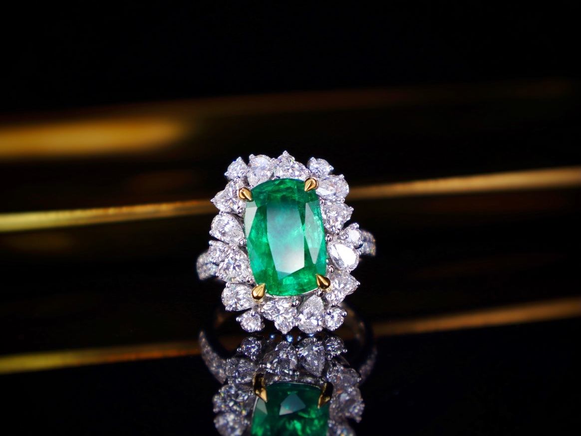 Emerald Ring: Luxurious Jewelry Piece with Intense Fire and Premium Craftsmanship