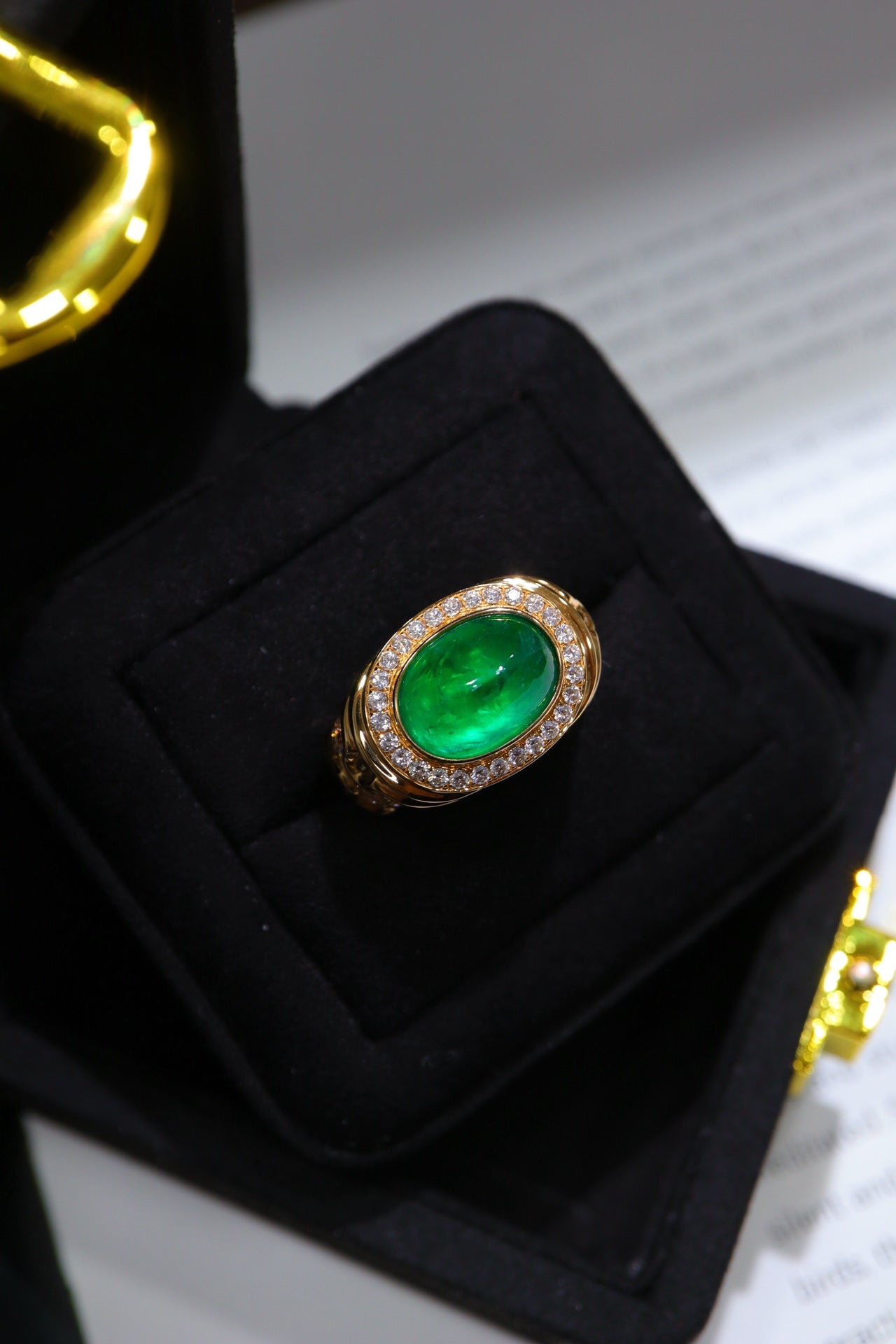 Emerald Jewelry Splendor: Stor Carat Emerald Ring med Diamond Accent