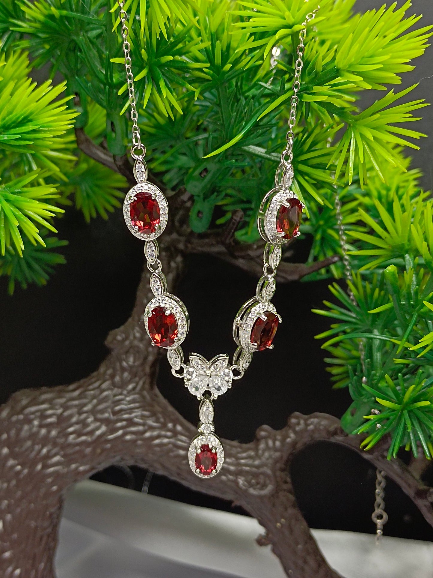 Luxuoso colar de joias embutidas em granada de prata S925