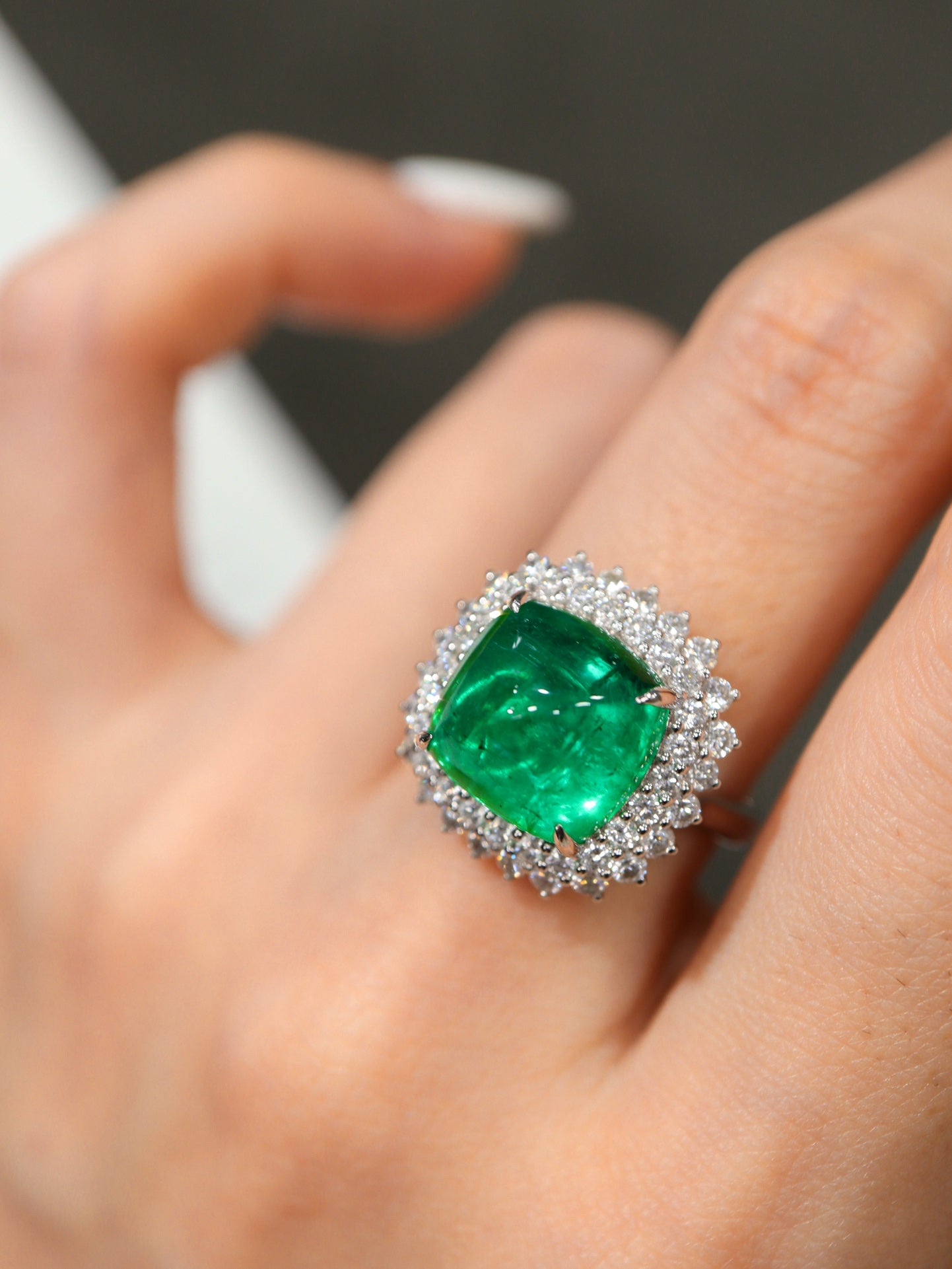 Sugarloaf Emerald Ring:豪华珠宝