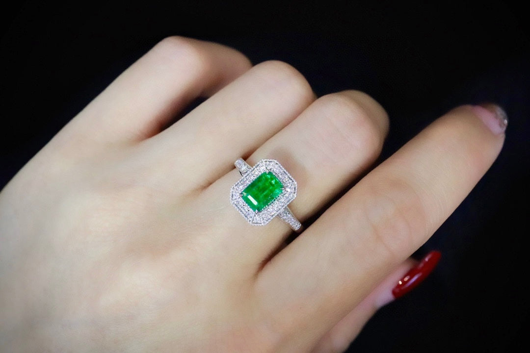 Tidlös elegans: Naturlig smaragdring i 18K guld med diamanter - fina smycken