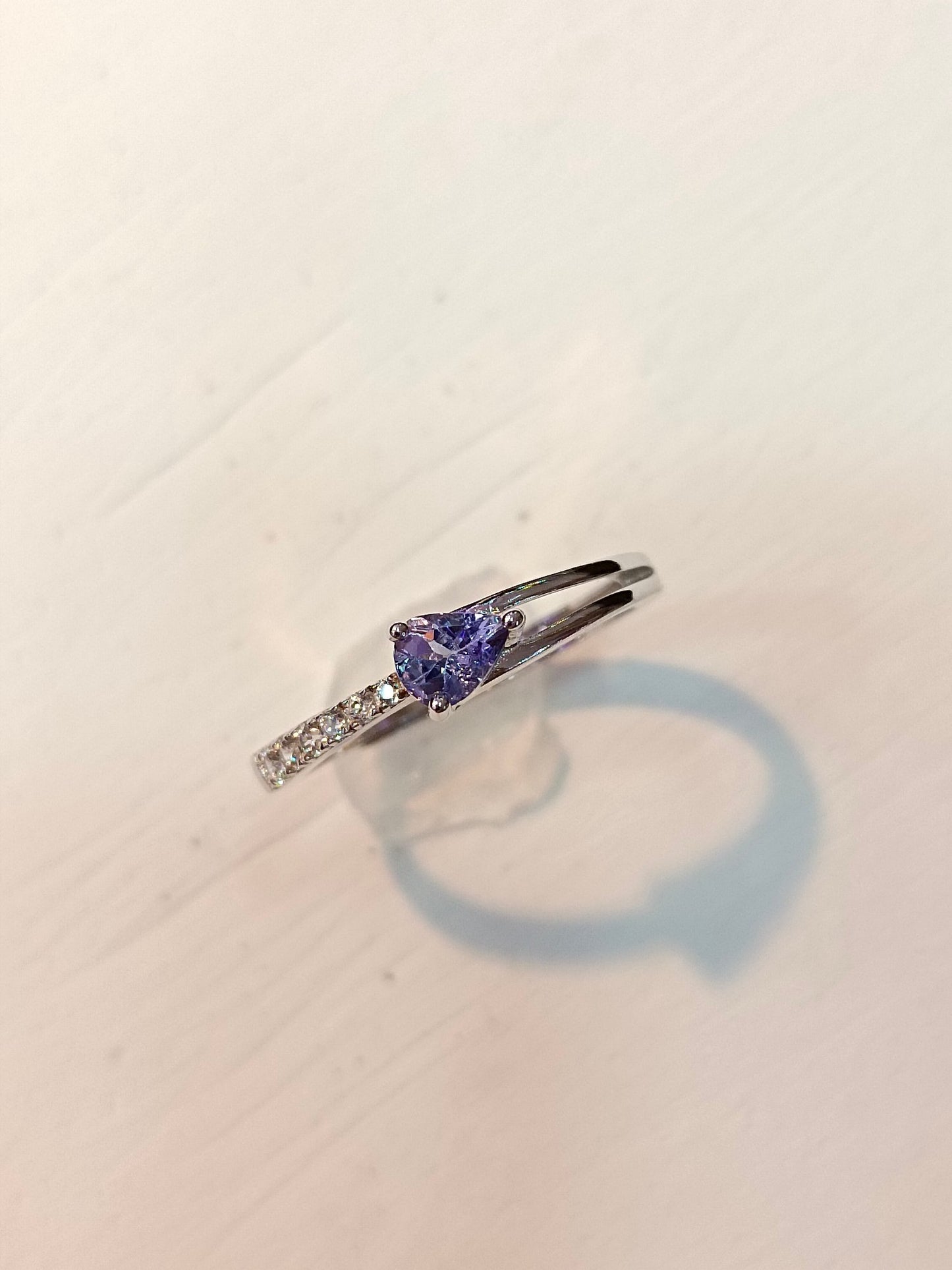 Elegancki pierścionek ze srebra próby 925 z tanzanitem i kunsztem wykonania z 18-karatowego złota - modna, minimalistyczna biżuteria w kształcie łezki