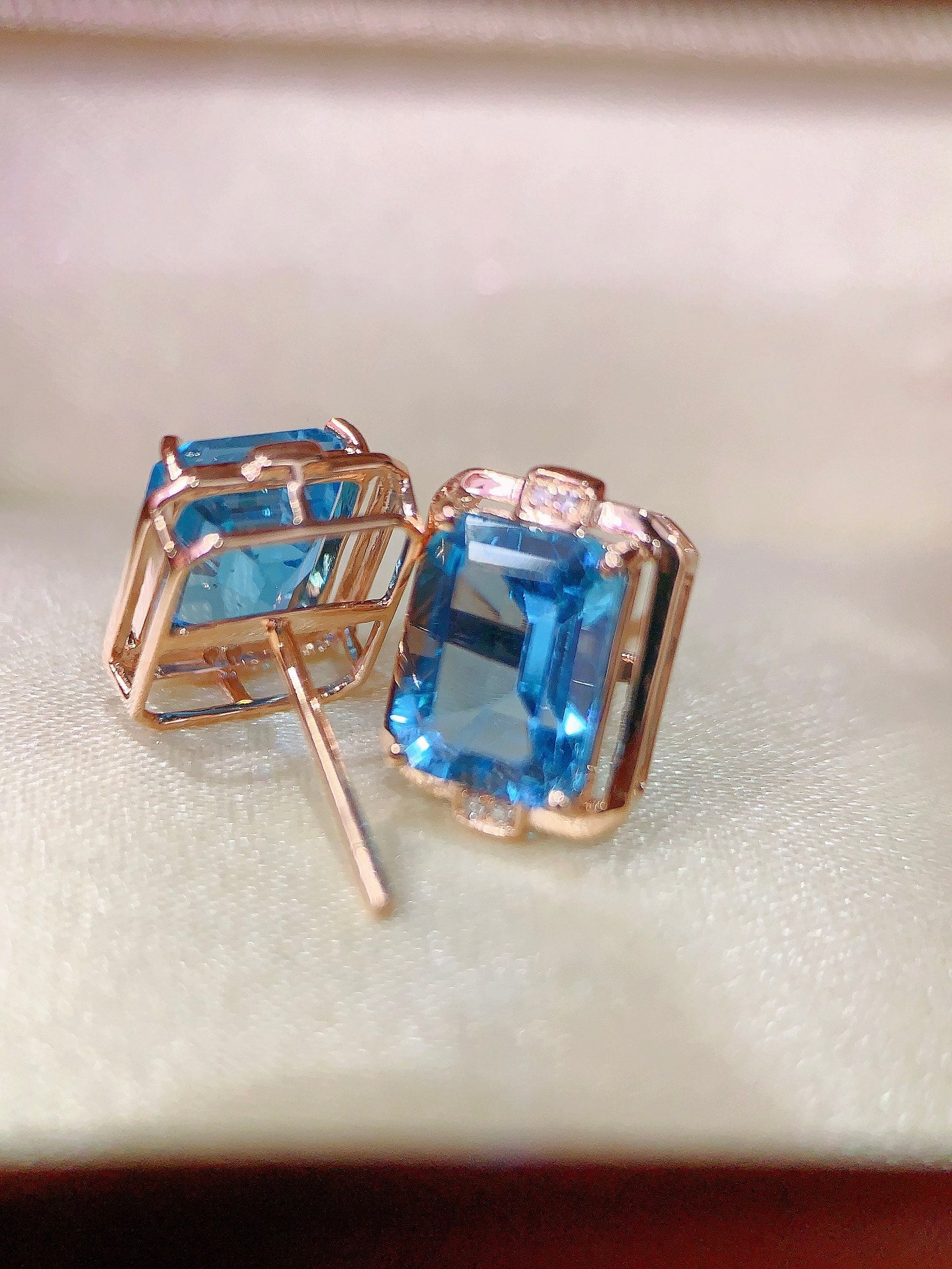 Uusi tulokas: Topaz-korvakorut Oceanic Tranquilityilla