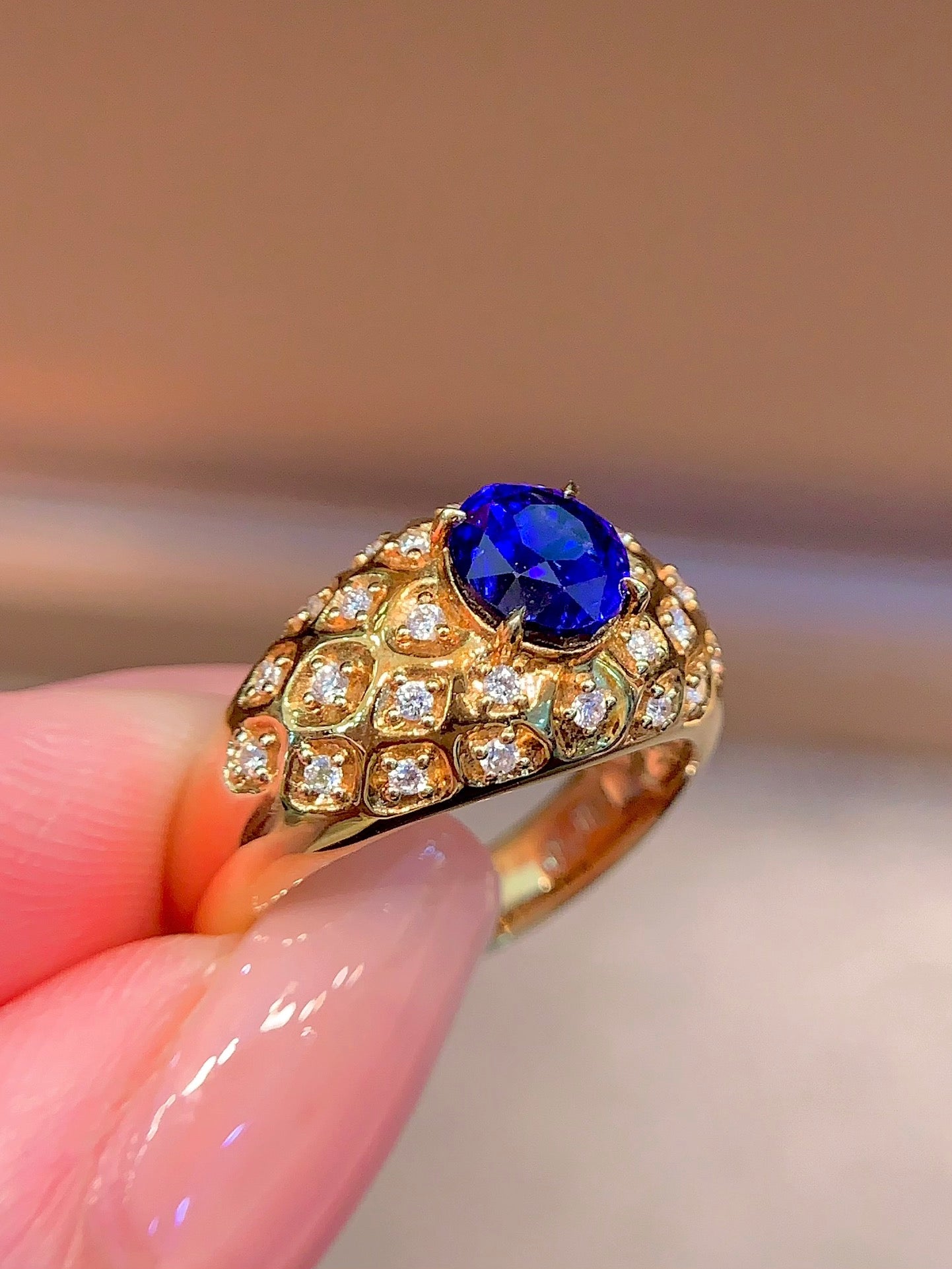 Vintage Style Wide Band Royal Blue Safir Ring med 18K guld och diamanter - Lyxsmycken