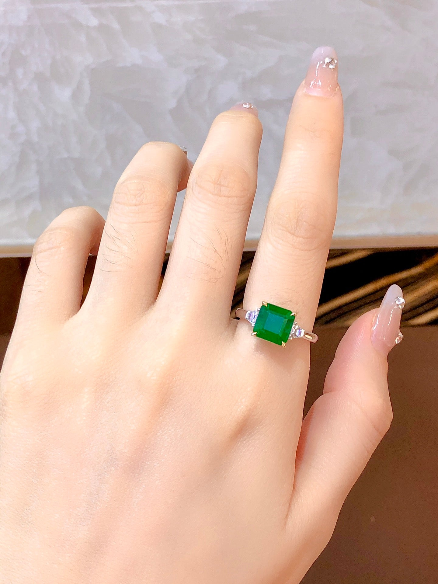 Elegant naturlig smaragdring i tre stenar - premiumsmycken