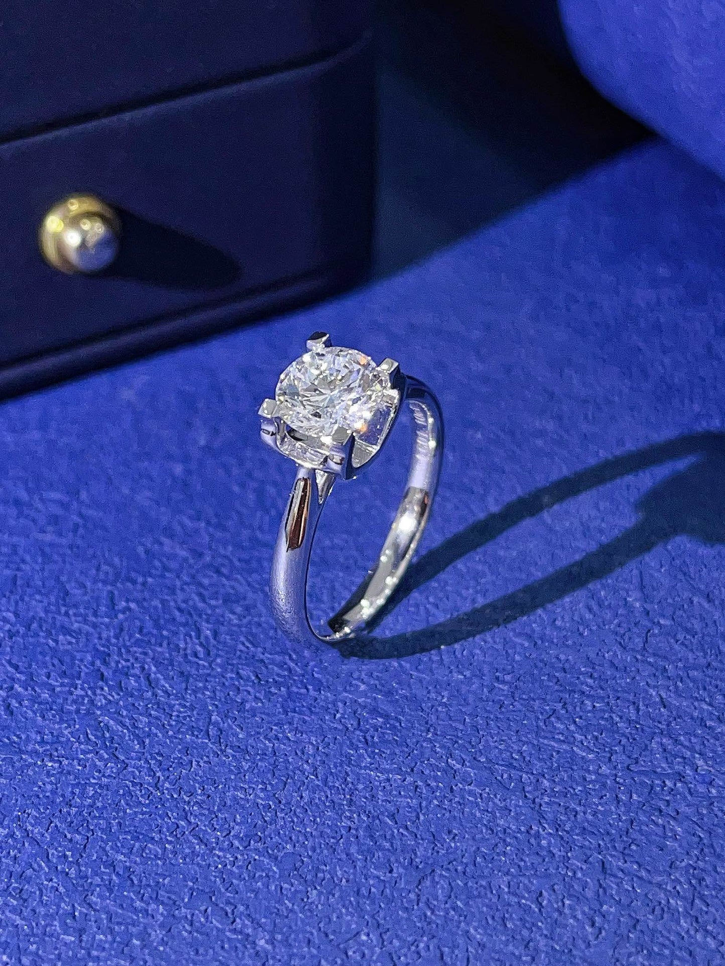 18 Karat vergoldeter, runder, im Labor gezüchteter Diamantring mit Stierkopf-Design