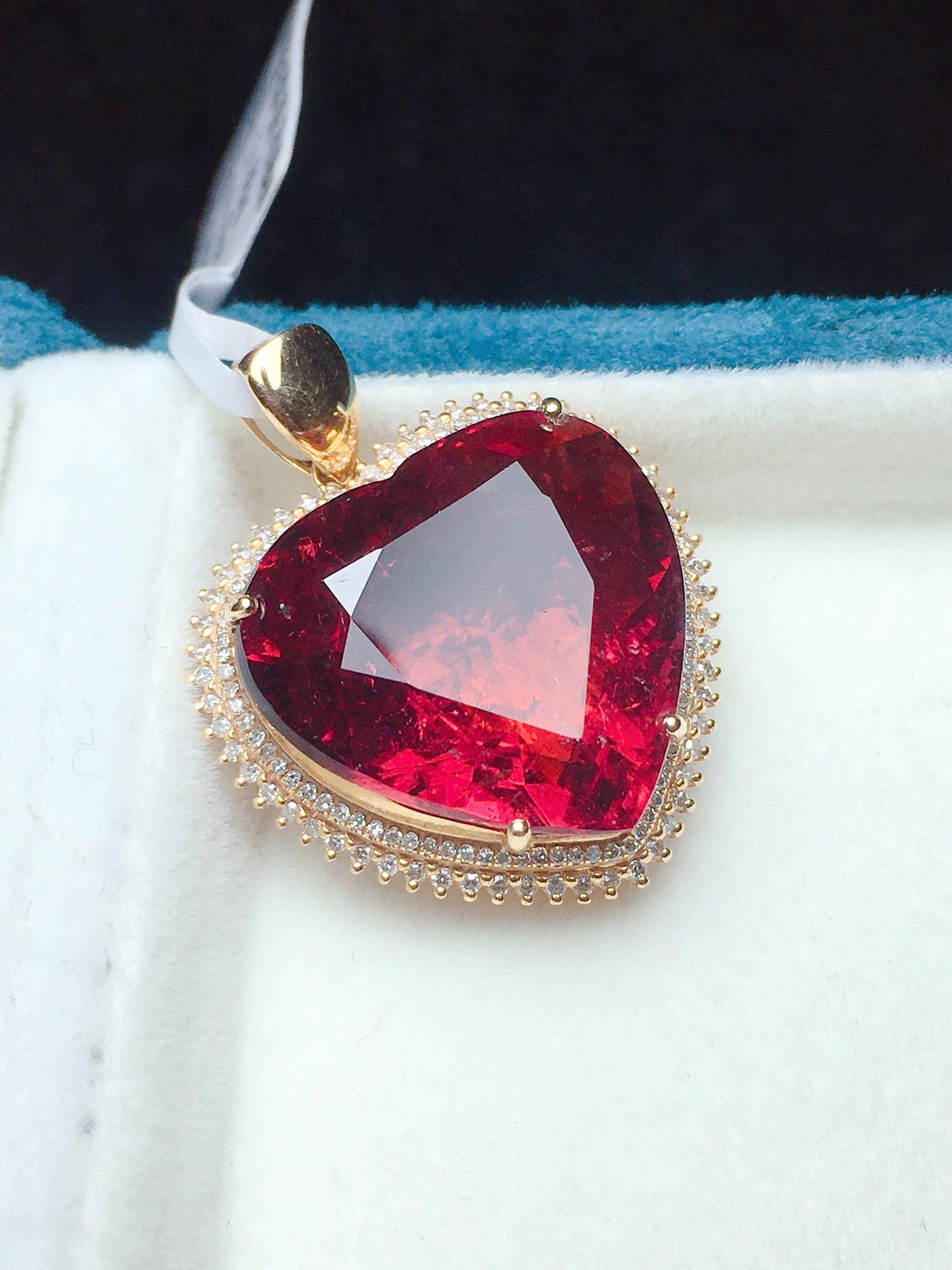 Hieno 18K kultaa ja 碧玺-riipus – pakollinen koru