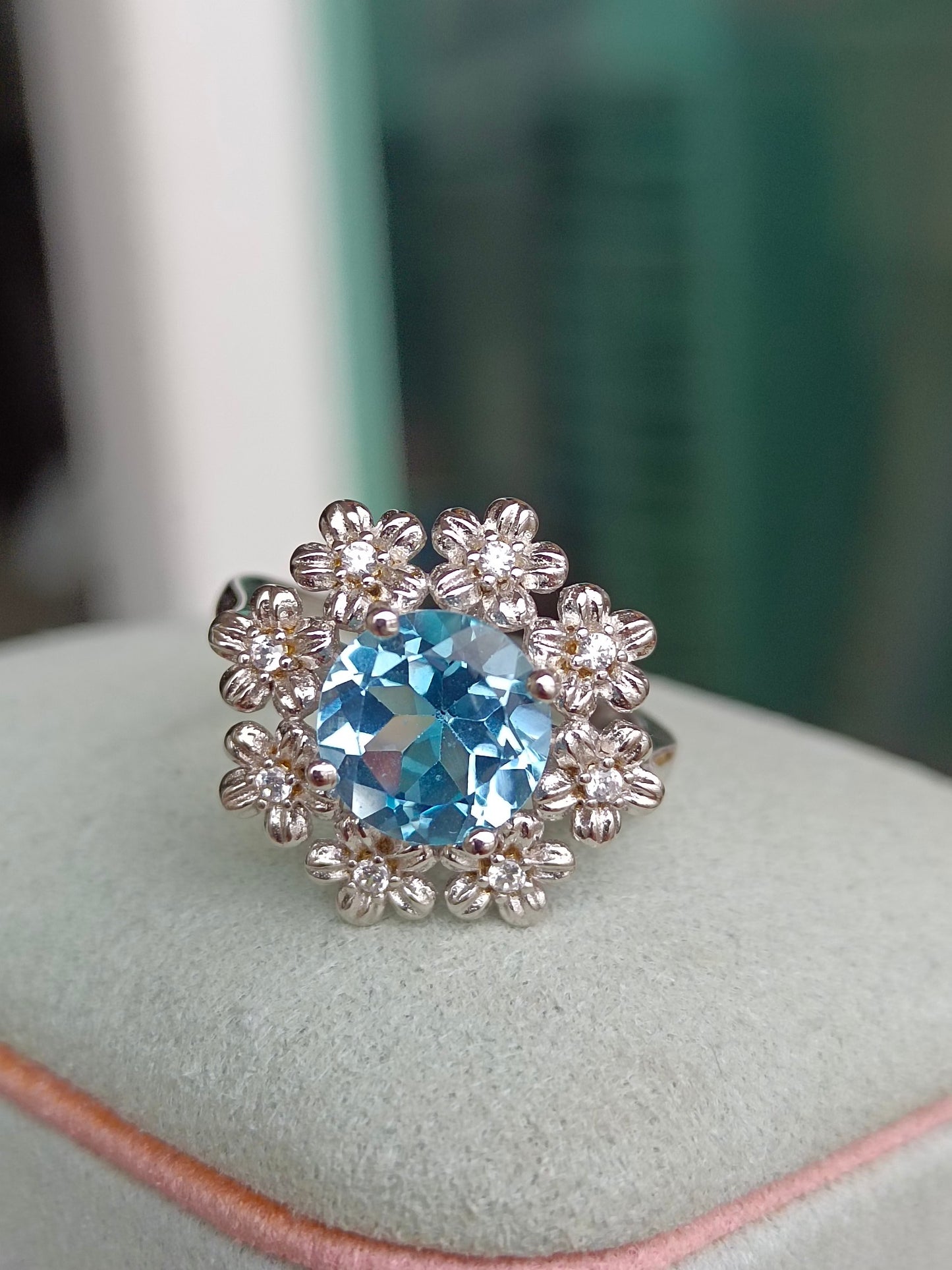 Squisito anello con fiori ricchi di topazi naturali: un gioiello unico