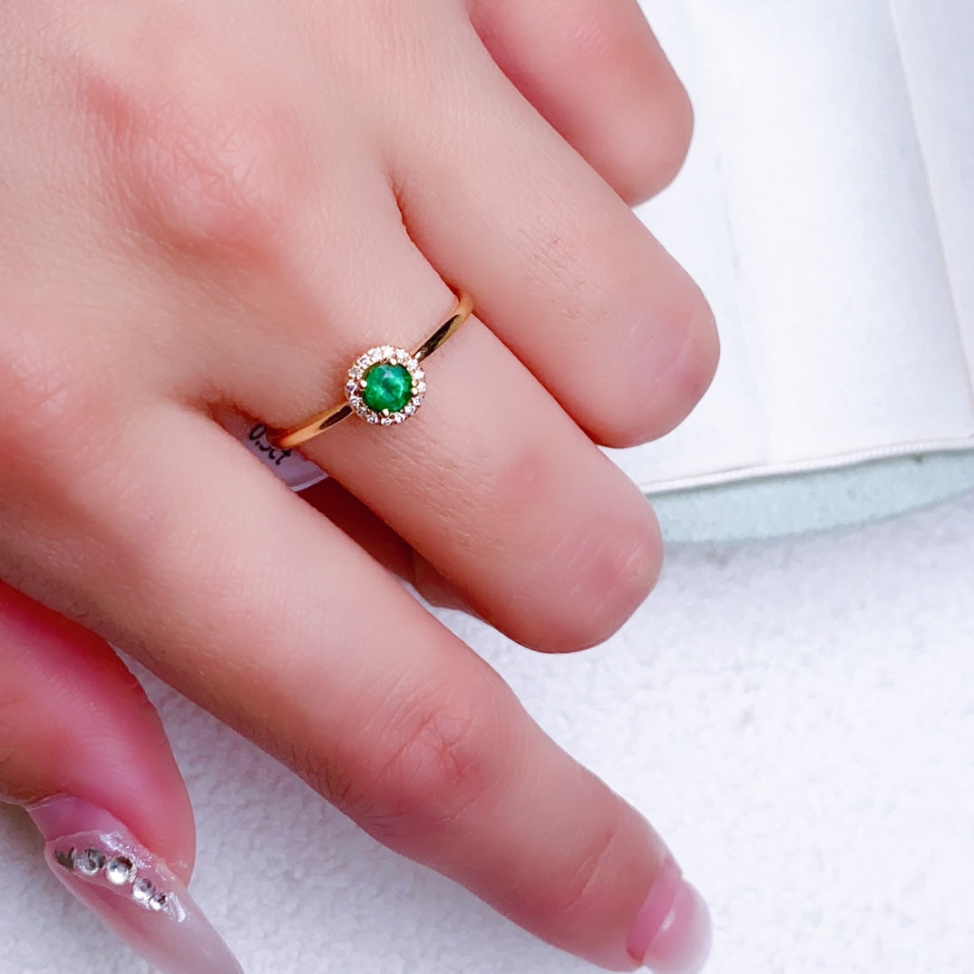 Begegnung mit Eleganz: Minimalistischer Smaragd-Ringschmuck