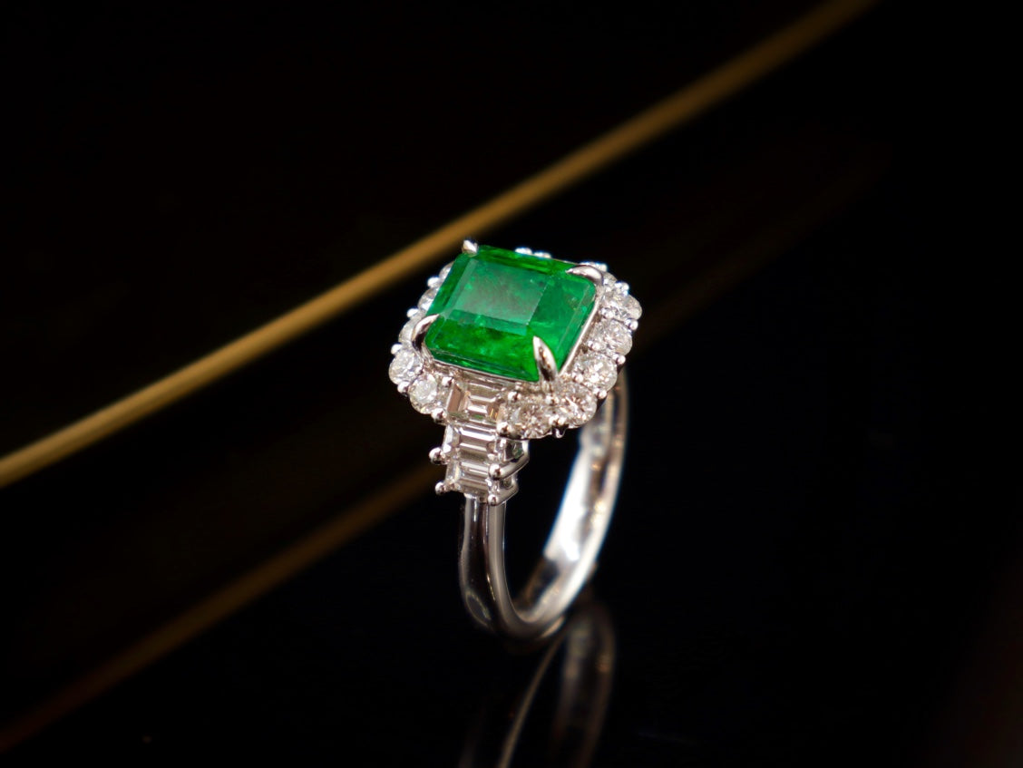 Anello con smeraldo - Gioielli con pietre preziose vetrose ad alta saturazione verde vivido