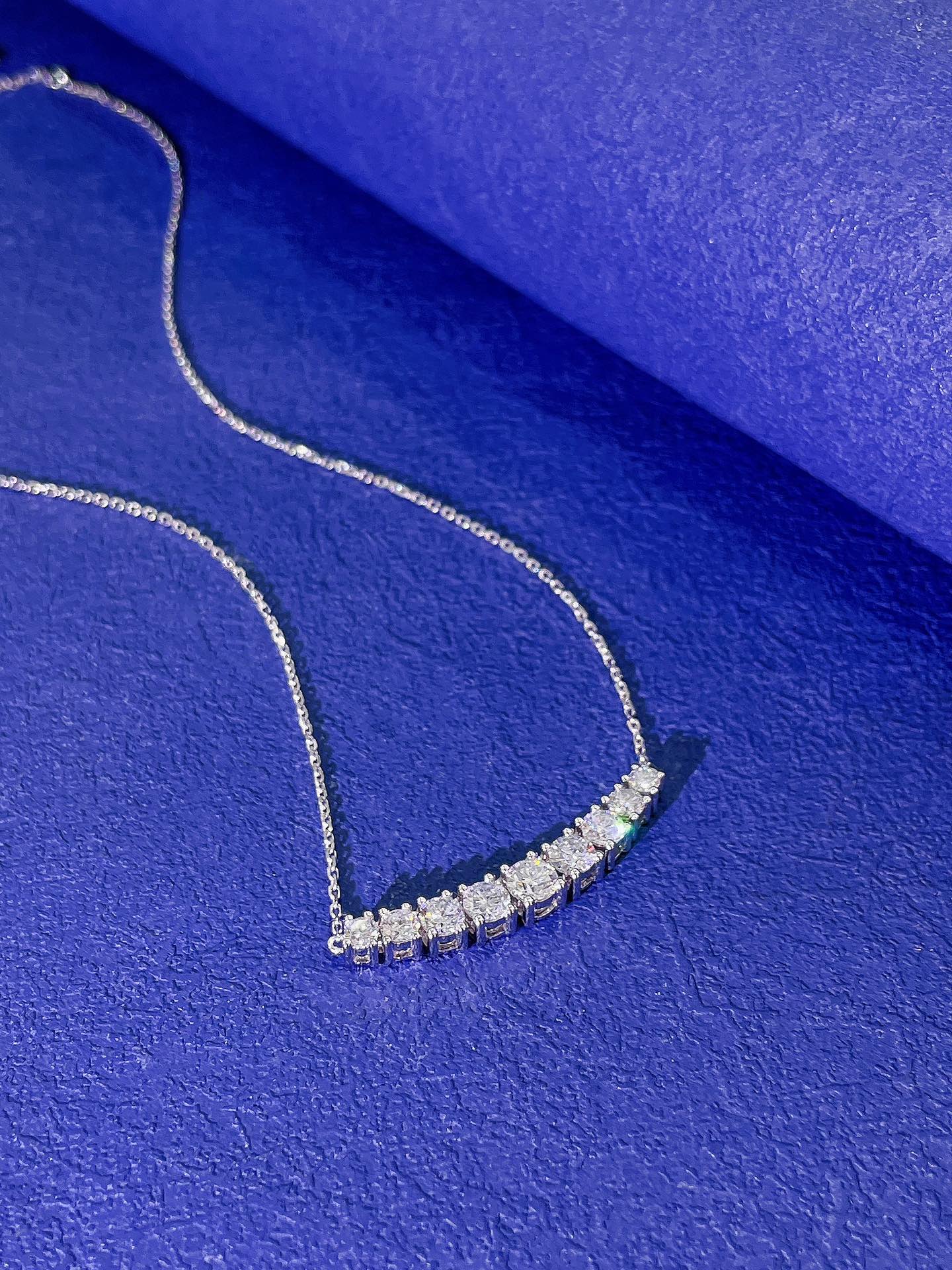 Collar Sonrisa de Nueve Piedras con Diamantes Cultivados de 18 Quilates: Elegante Pieza de Joyería