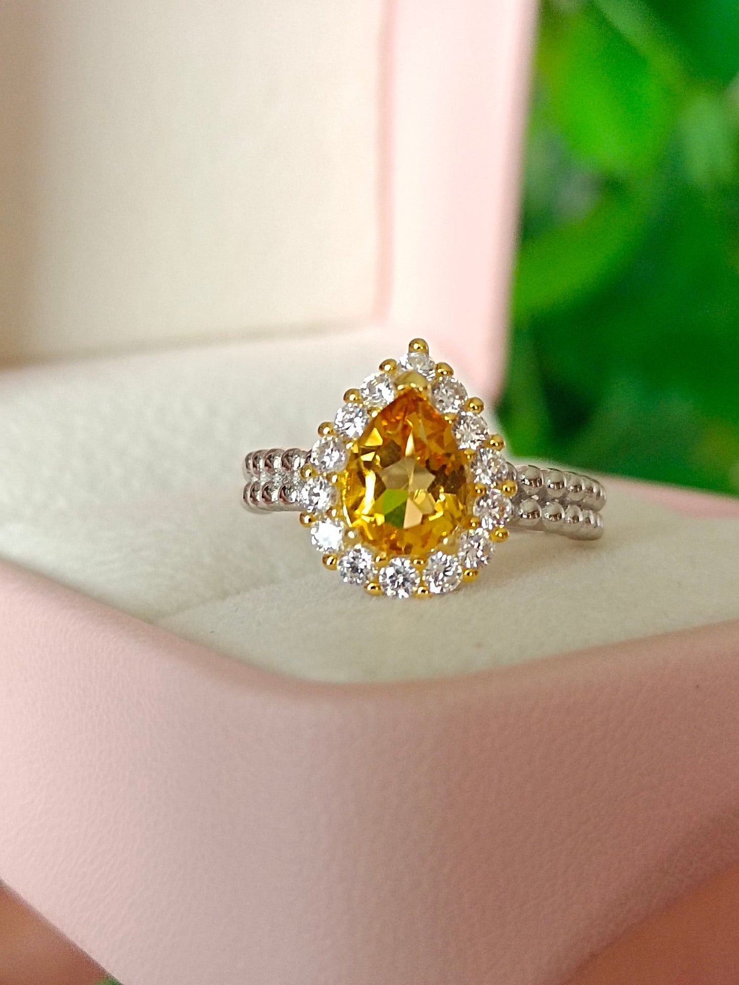 Abbagliante anello a goccia con citrino giallo naturale: un gioiello imperdibile
