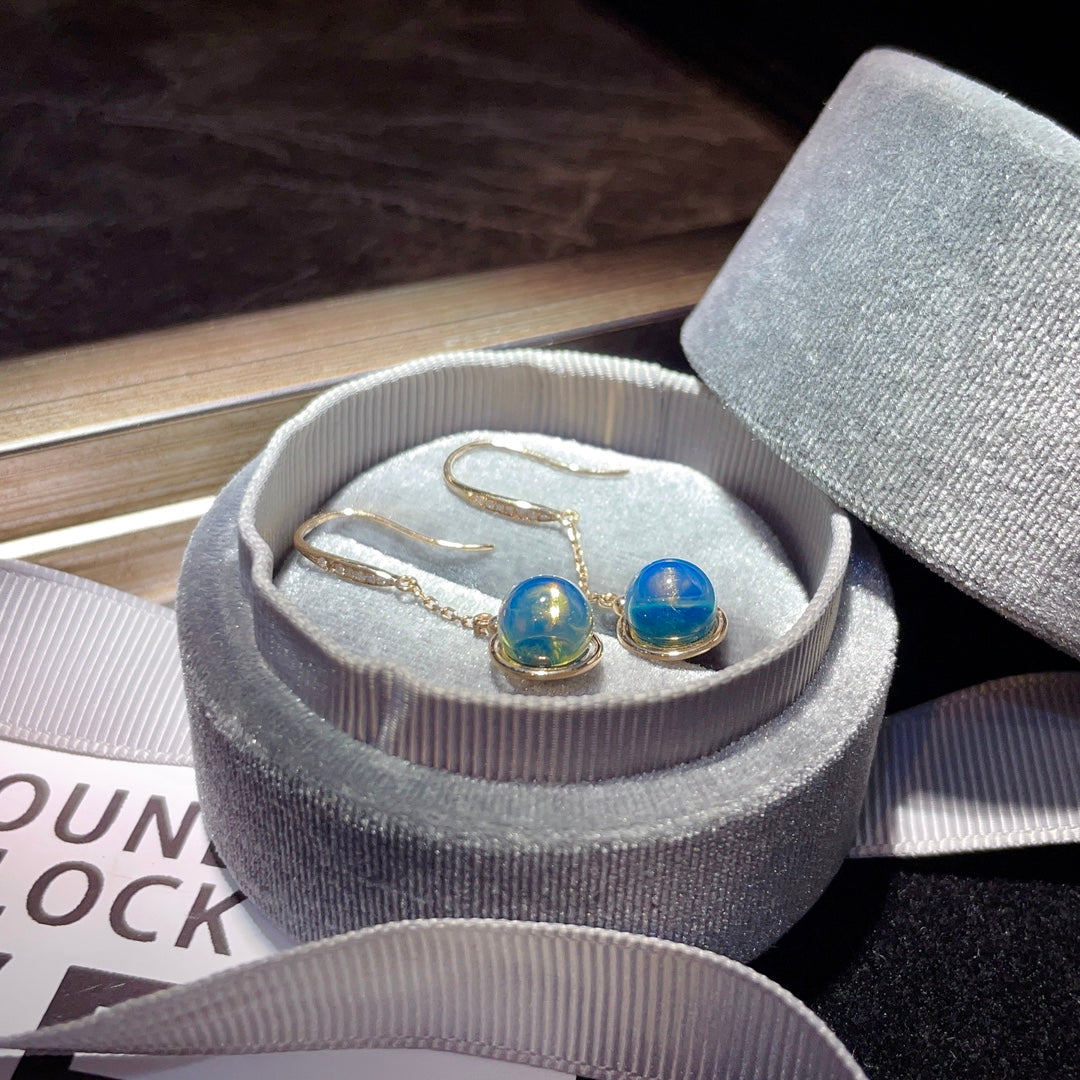 Exquisite Ohrringe aus 18-karätigem Gold mit eingebettetem dominikanischen blauen Bernstein – eine Begegnung mit der Natur