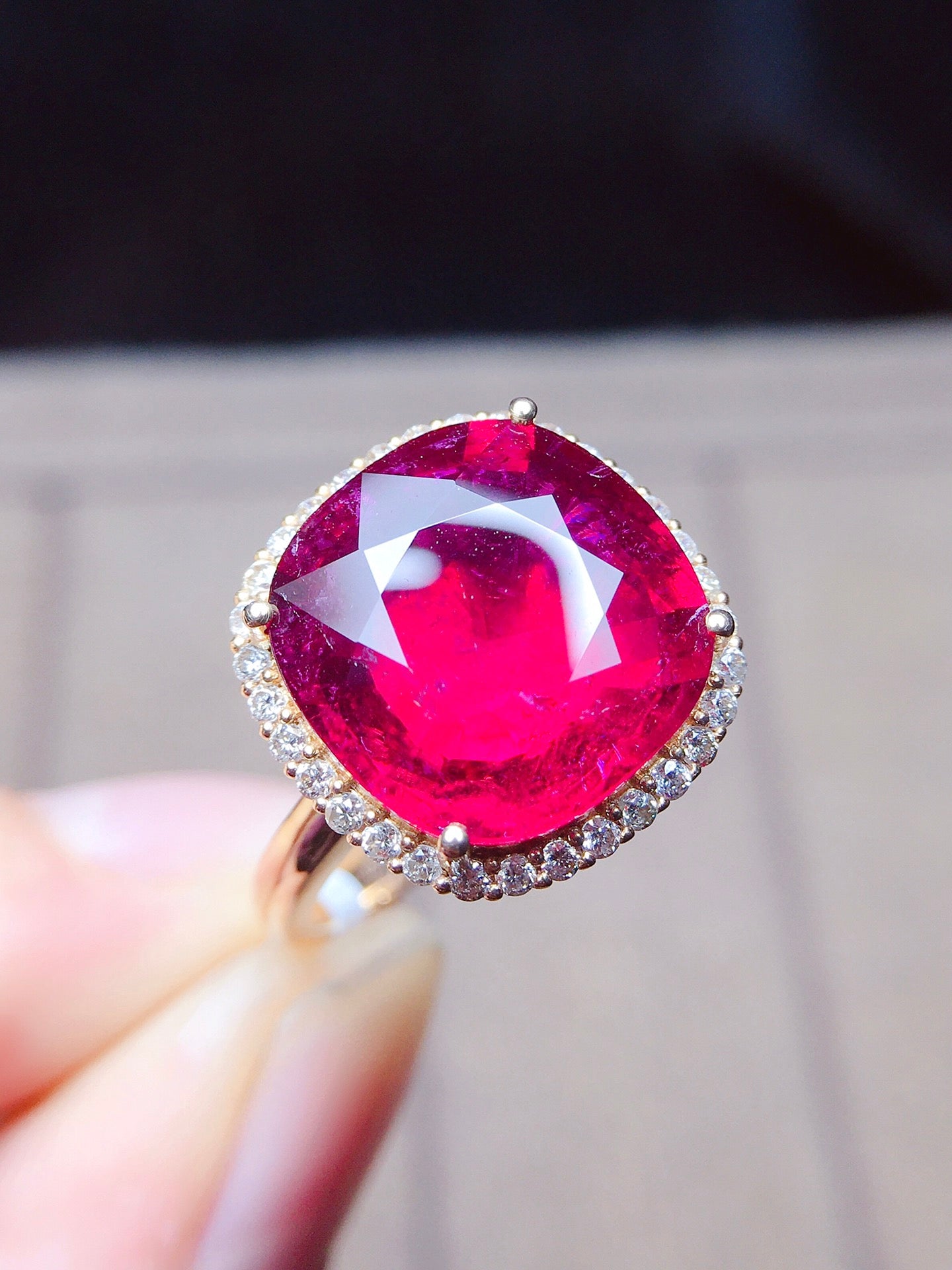 Natürlicher Turmalinring aus 18 Karat Gold mit Diamantakzenten – exquisiter Schmuck