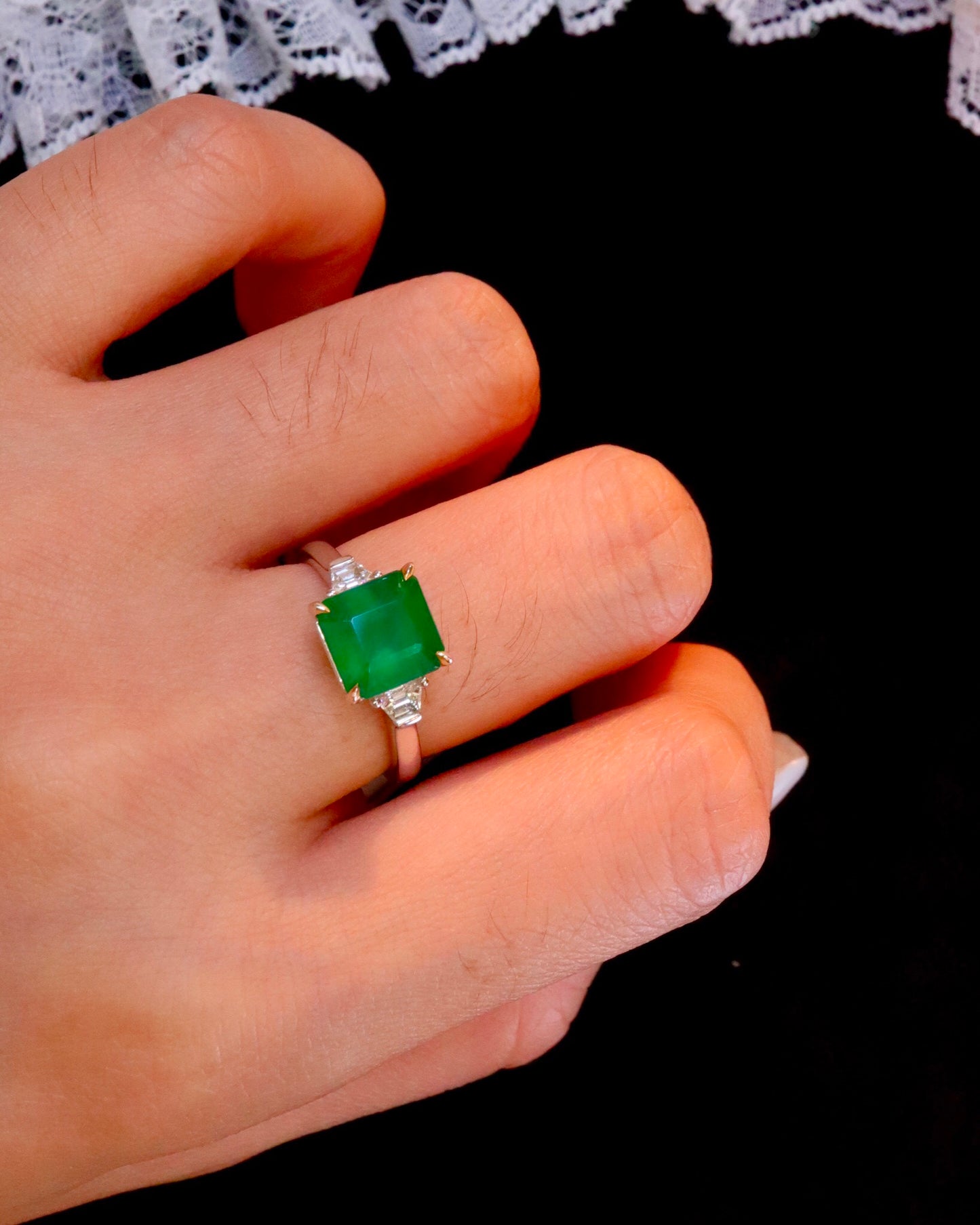 Elegant naturlig smaragdring i tre stenar - ett tidlöst smycke