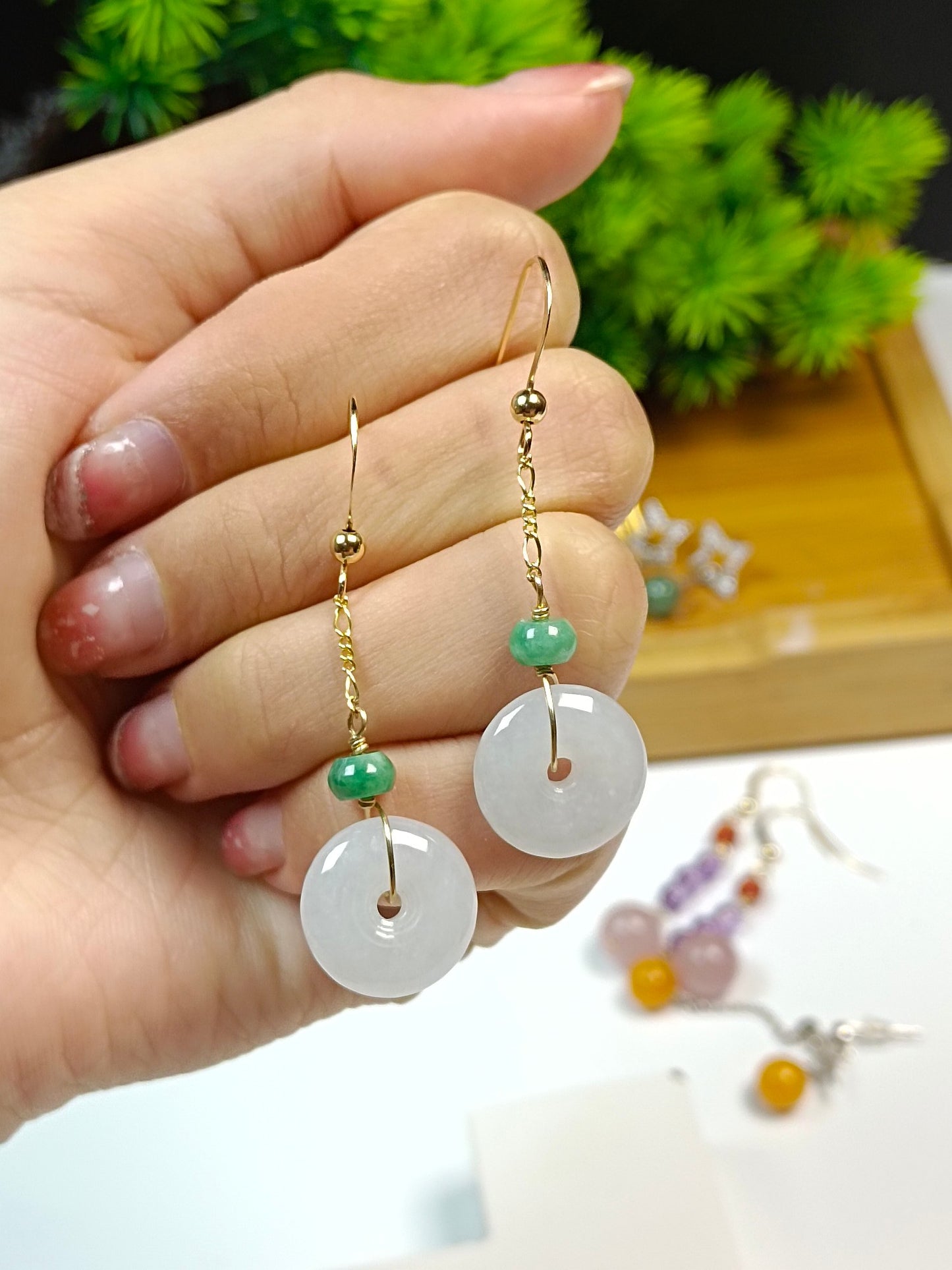 Elegante naturlig Jadeite Ping An Kou 14K gull øredobberkroker - Håndlagde smykker
