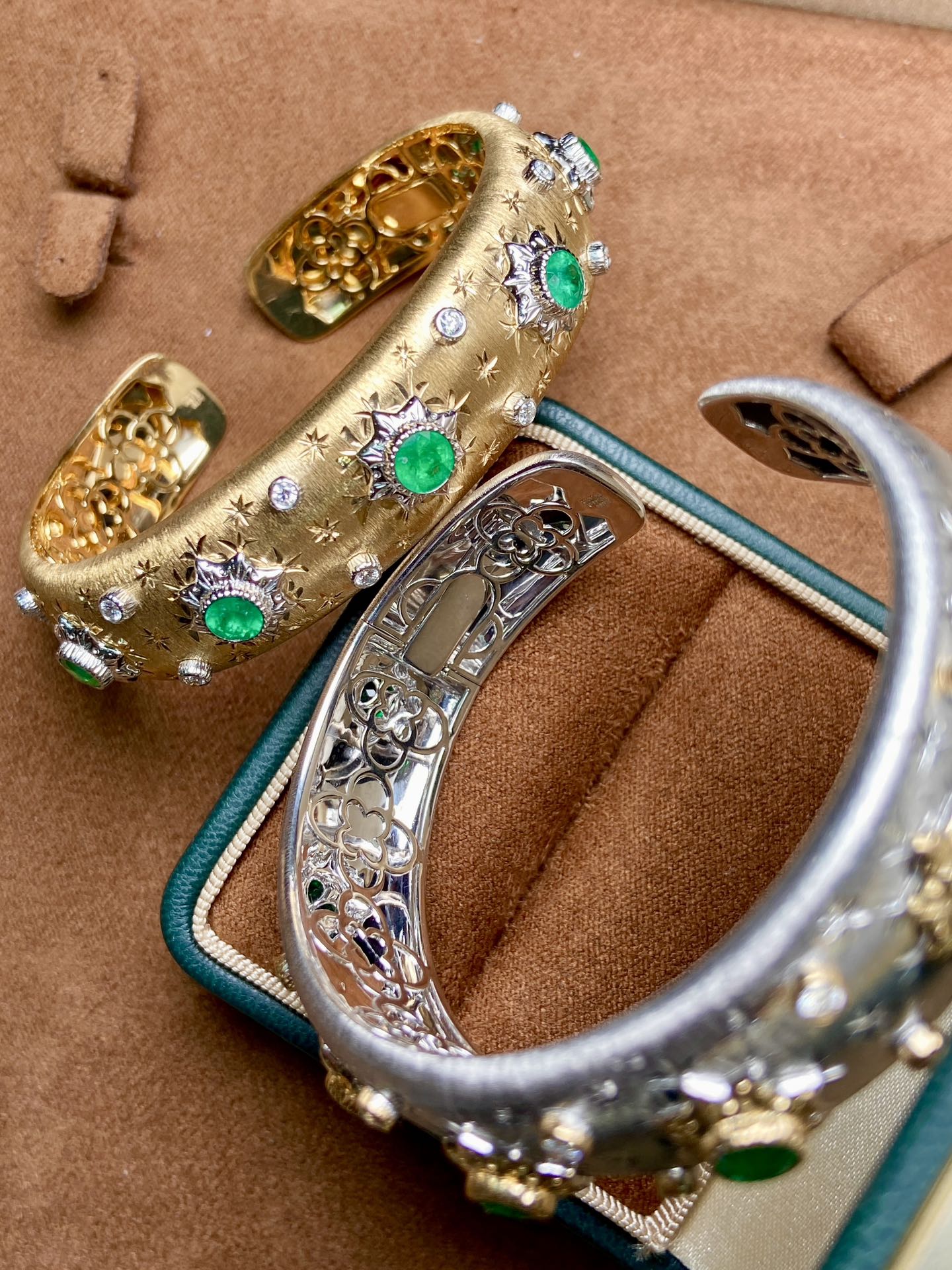 Luxuriöses Breitband-Smaragdarmband im Buccellati-Stil – exklusiver Schmuck
