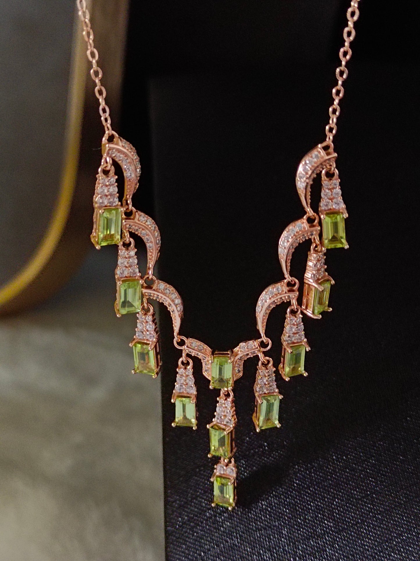 Prachtige halsketting met olijfstenen kwastjes - een must-have voor sieraden