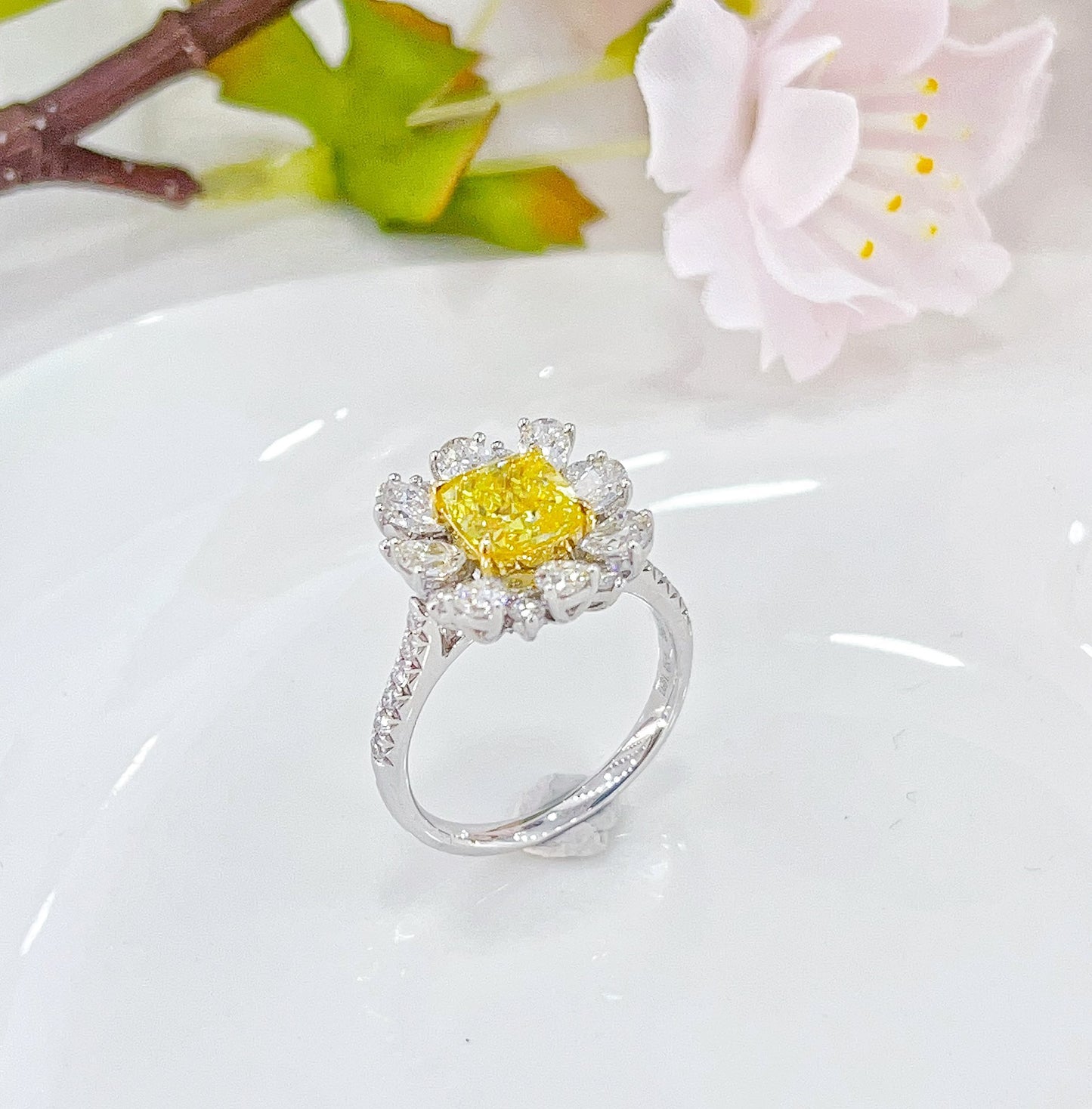 18K gult guld odlad diamant kuddformad & droppformad Halo tvåvägs slitring | Premium smycken