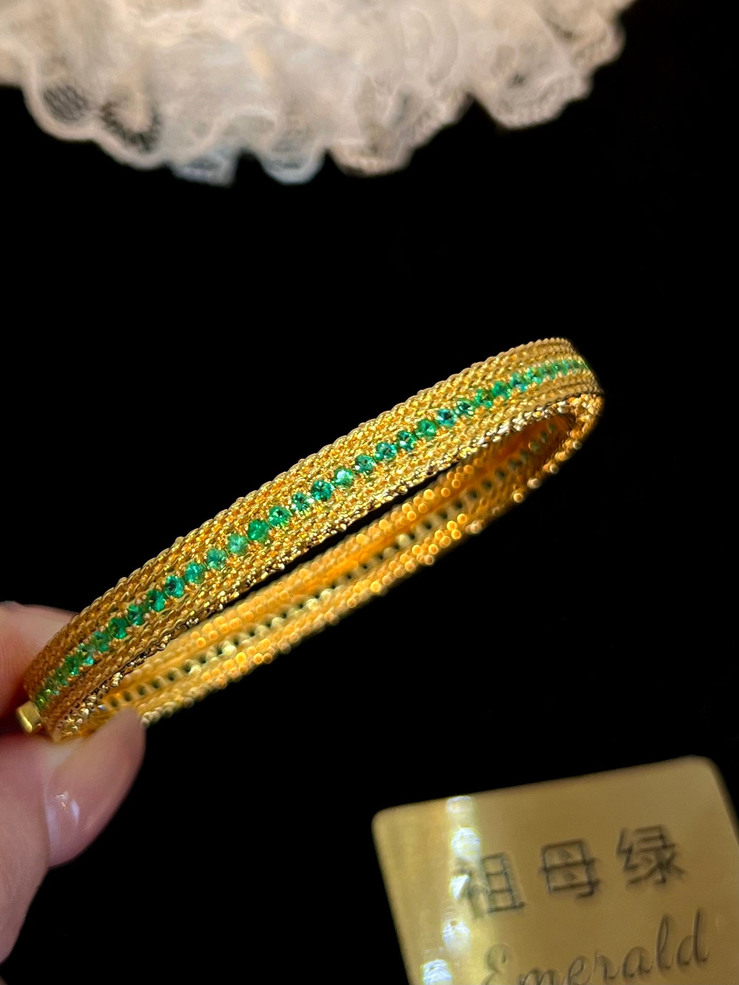 Vintageinspirerat smaragdarmband i 18K guld - ett tidlöst smycke