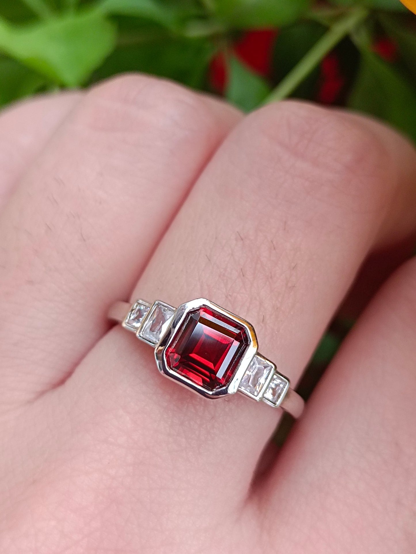 Elegante anello con granato naturale taglio principessa - Gioielleria raffinata