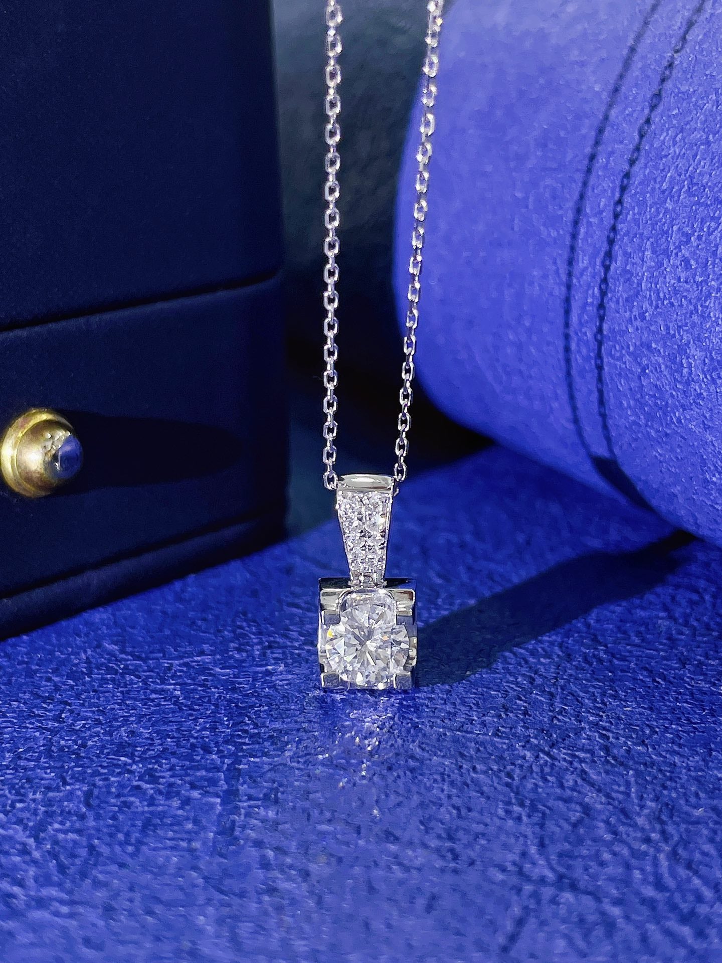 18K Cultured Diamond Solitaire Pendant with Unique Melon Seed Clasp - Exquisite Jewelry