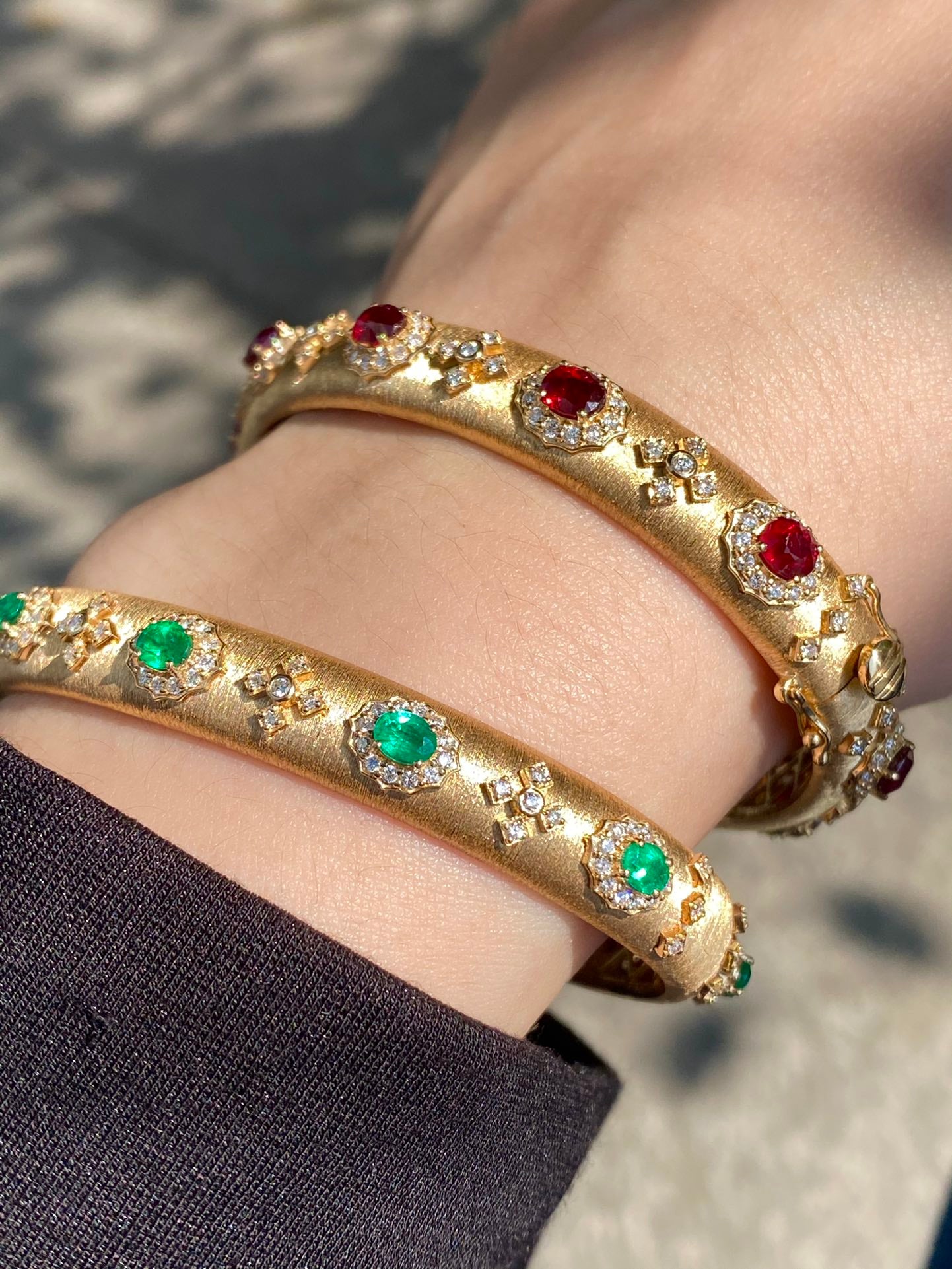 Zeitlose Eleganz: Buccellati-Handwerksschmuck mit Panjshir-Smaragd und Taubenblutrot
