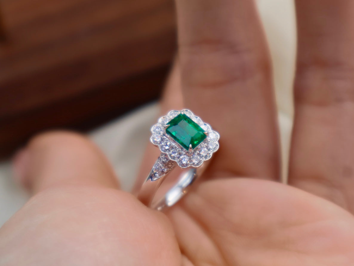 Exquisite One-Carat Emerald Ring - Premium Jewelry Collection