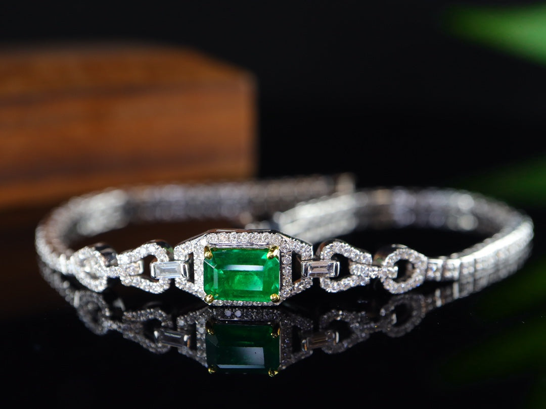 Elegantes Smaragd-Armband: Ein Hauch von Luxusschmuck