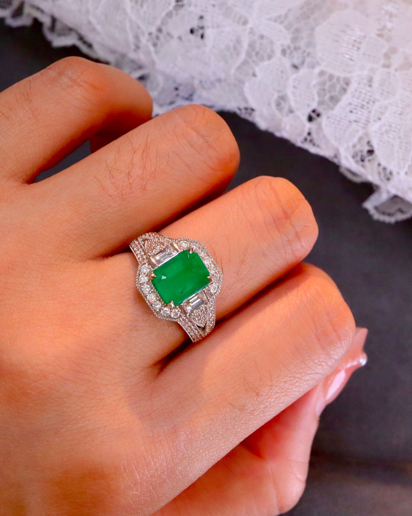 Cincin Zamrud Alami Desain Klasik Elegan - Perhiasan Bagus