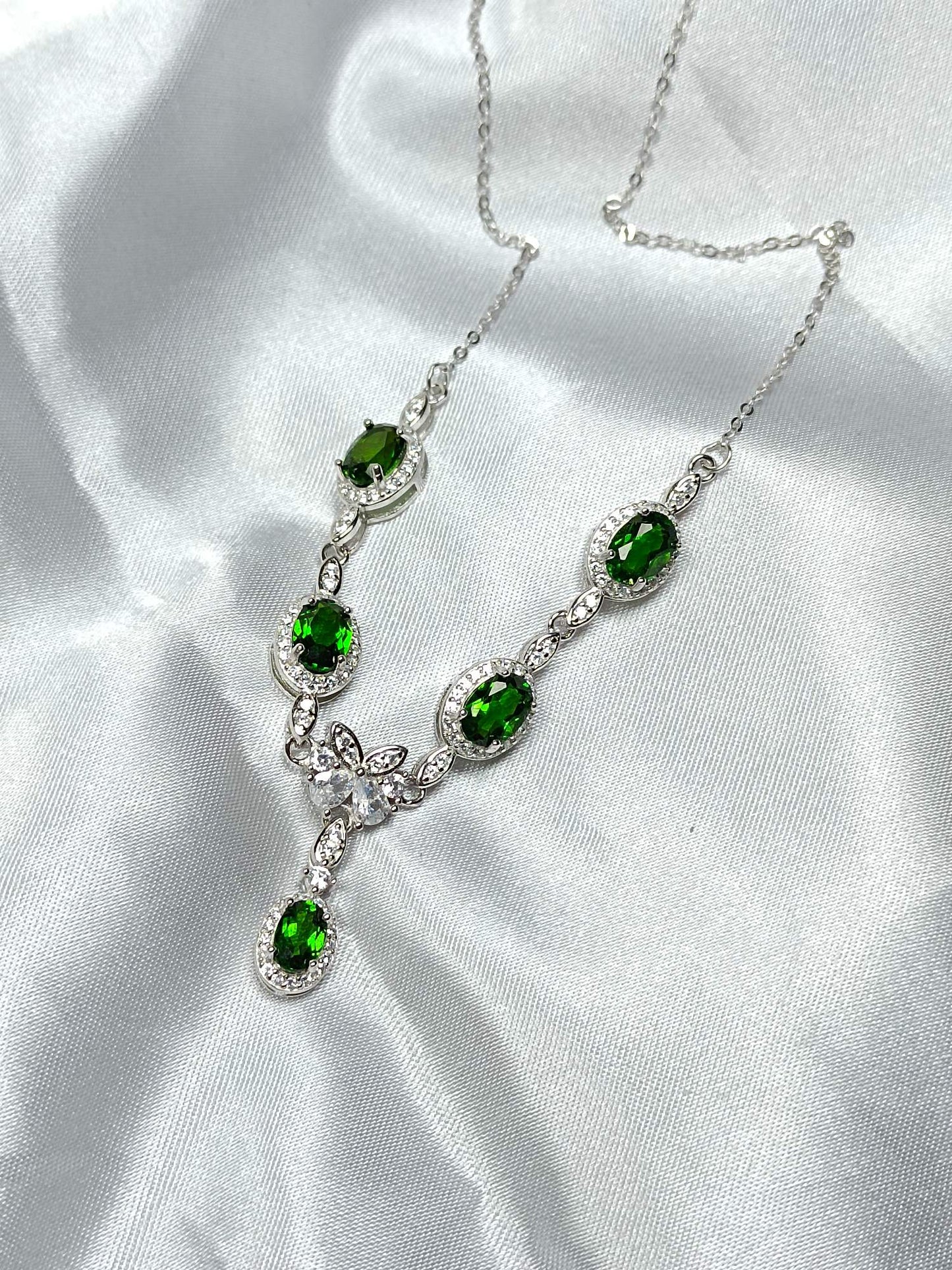Luxurious S925 Silver Embedded Diopside Jewelry Necklace