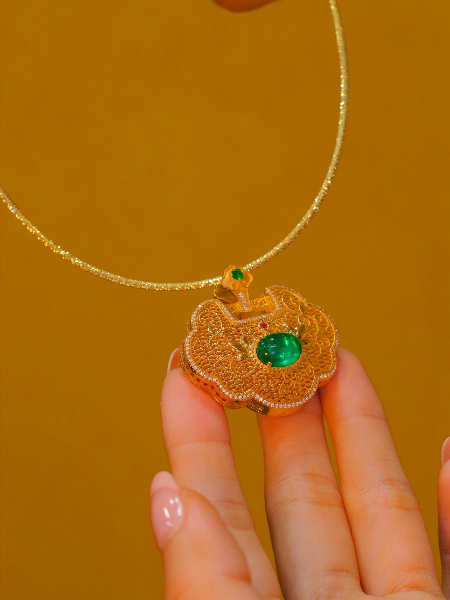 Ruyi Peace Lock Pendant - Emerald Charm korut