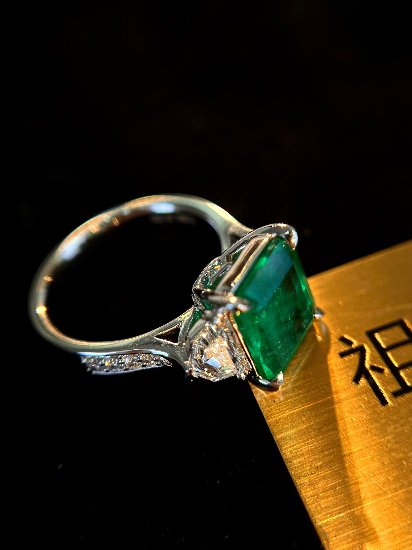 Elegant Three-Stone Jewelry: 18k Gold Embedded with Verdant Emerald and Diamonds