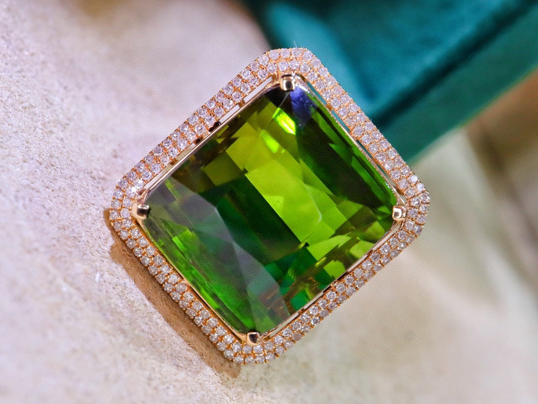 Luxusschmuck: Ring aus natürlichem Turmalin mit Verzierungen aus 18-karätigem Gold und Diamanten