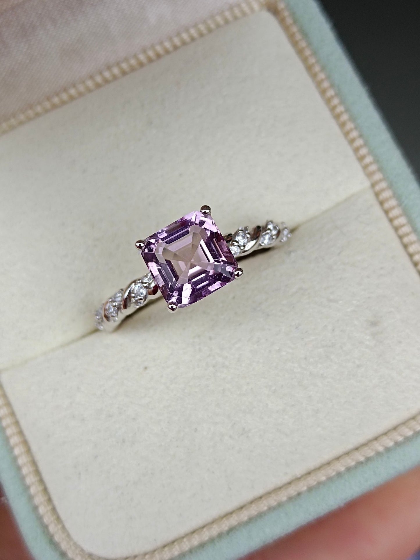 Anello con ametista lavanda naturale: gioielli squisiti per i romantici