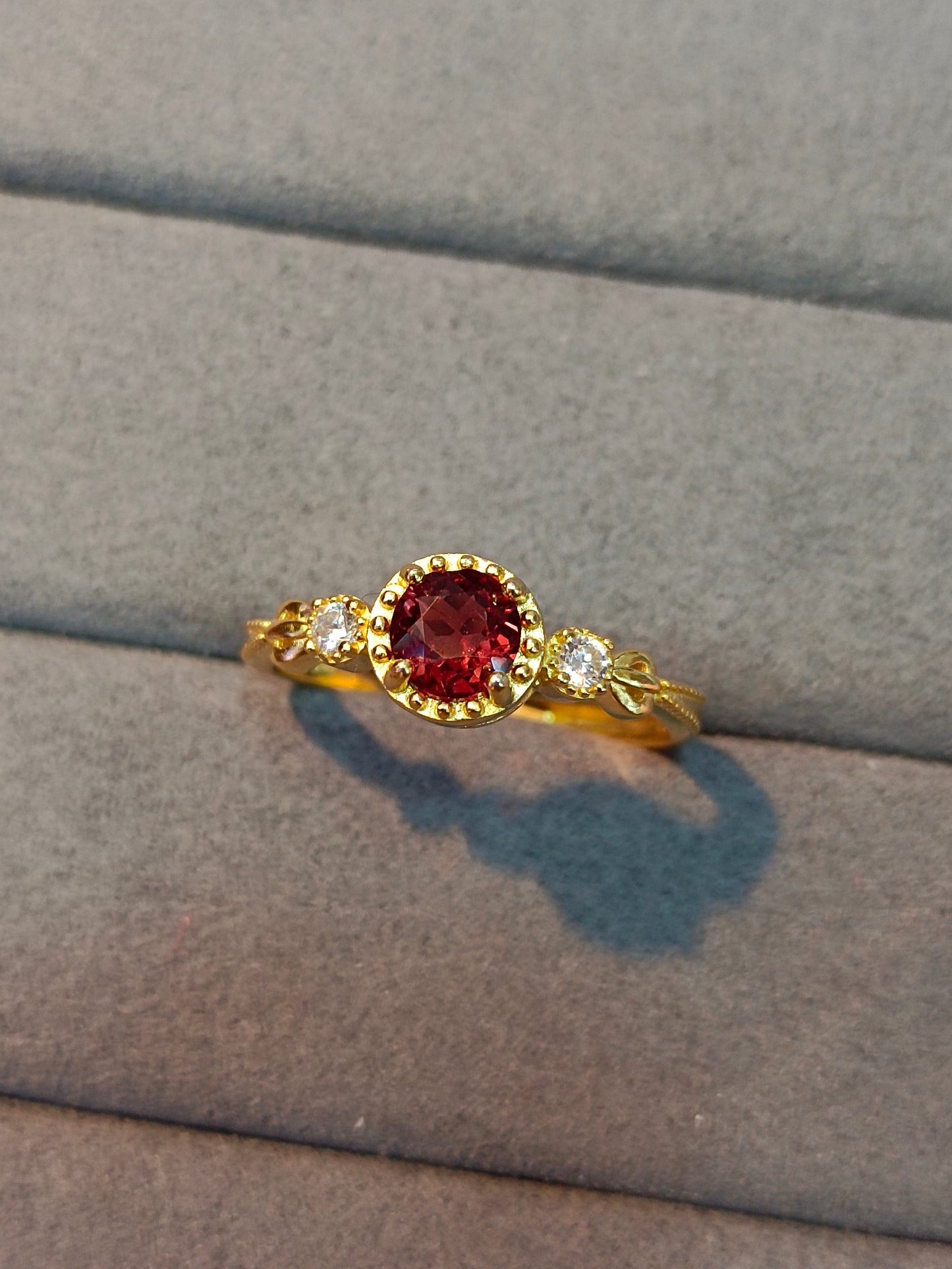 Anello con granato incorporato in argento S925 - Gioielli in stile minimalista alla moda