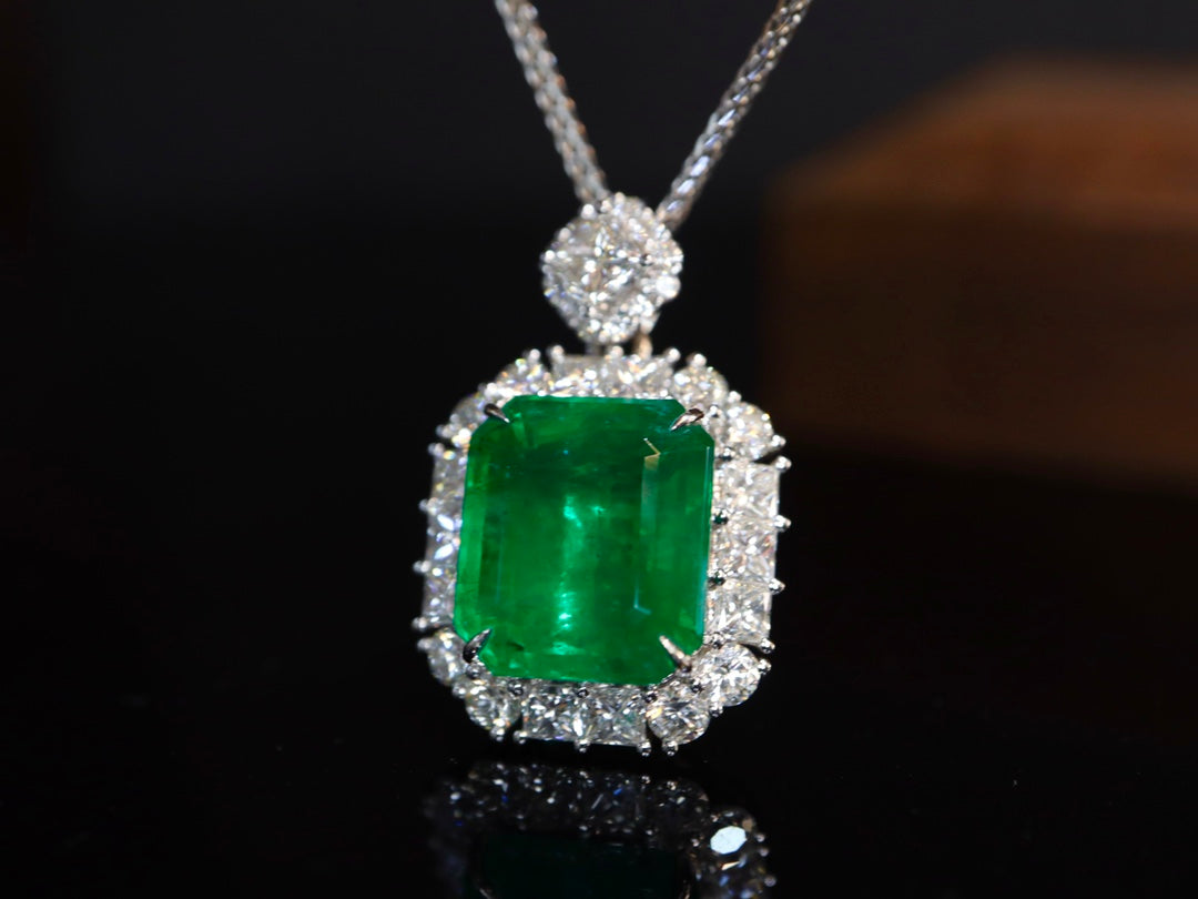 Emerald Pendant Jewelry: High-Quality Collectible Piece