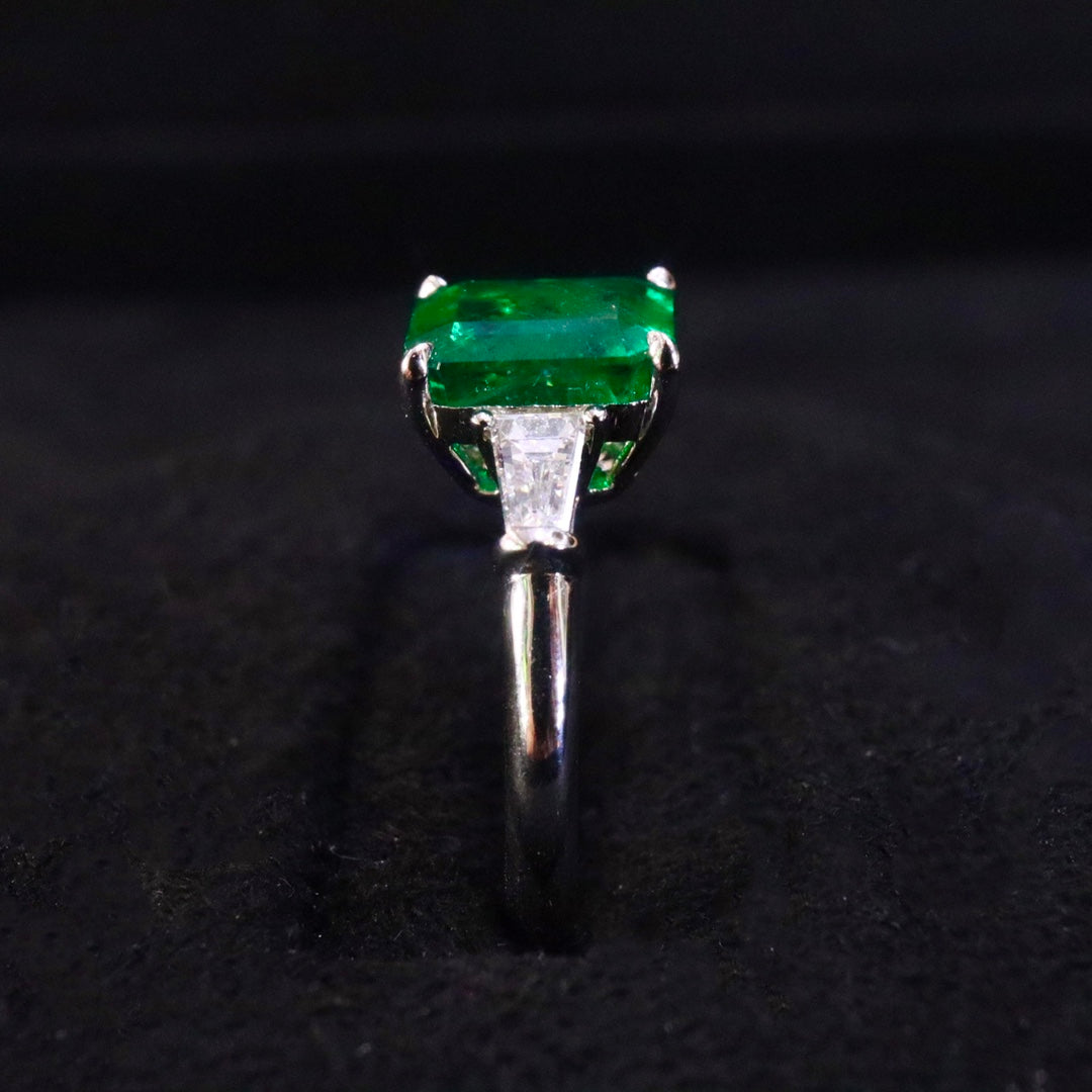 Exquisite Three-Stone Natural Emerald Ring - A Must-Have Jewelry